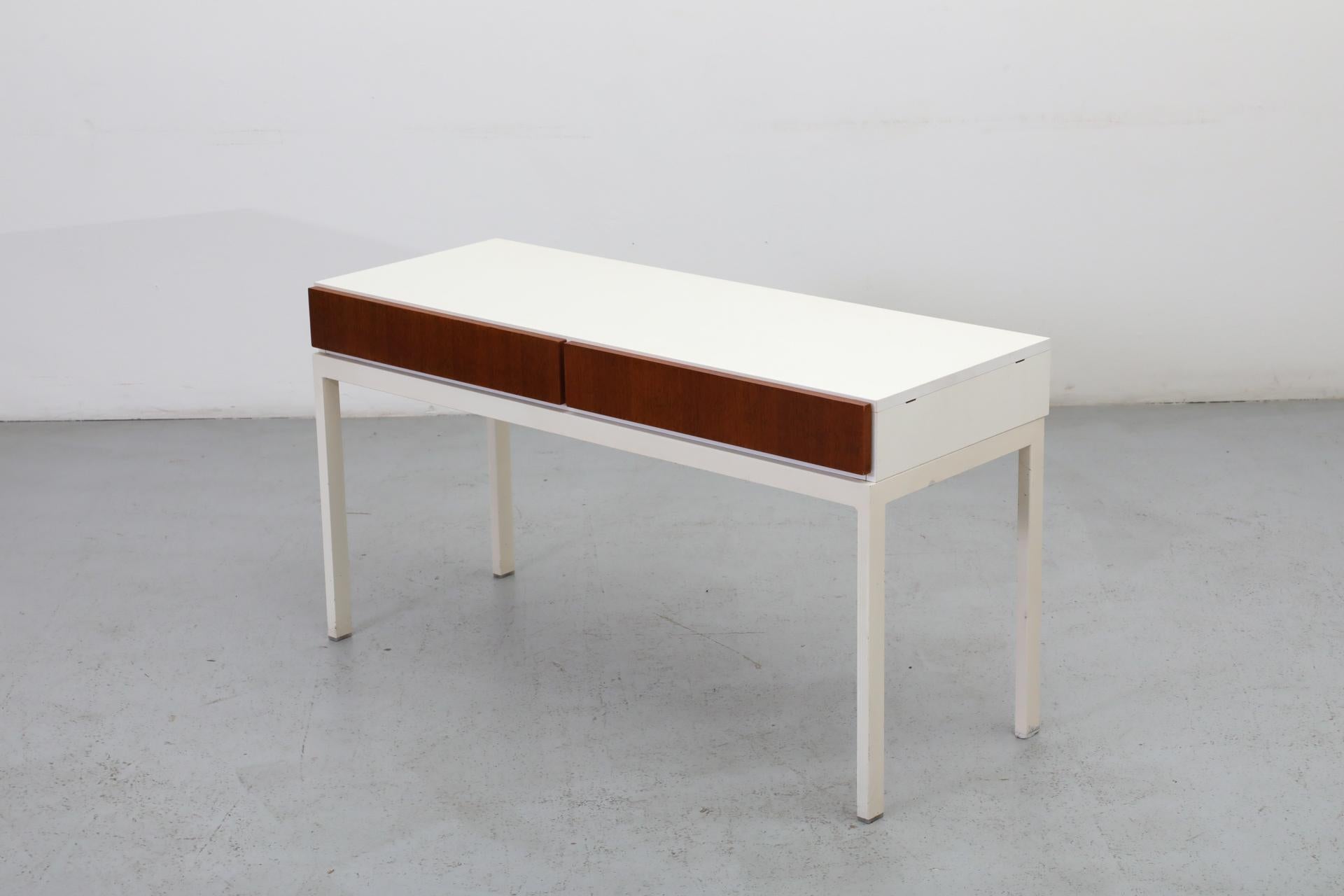 Console d'appoint blanche fine de style allemand mi-siècle avec cadre en métal, années 1960 en vente 1