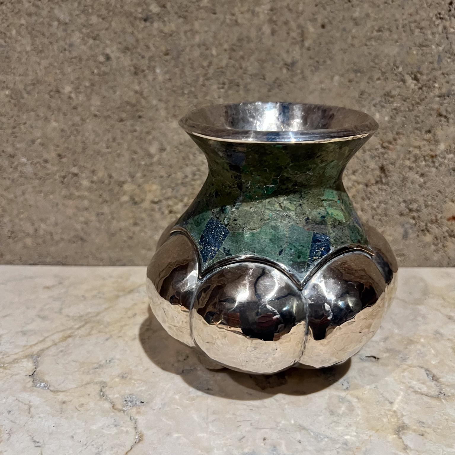 AMBIANIC presenta
Vaso vintage Los Castillo in metallo argentato con malachite e turchese Messico
Timbro del produttore.
Bellissima tecnica Maya Revival, chiamata 