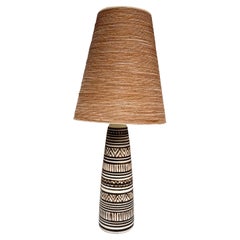 1960er Lotte Bostlund Stammes-Keramik-Tischlampe, Original Fiberglasschirm, Lotte Bostlund
