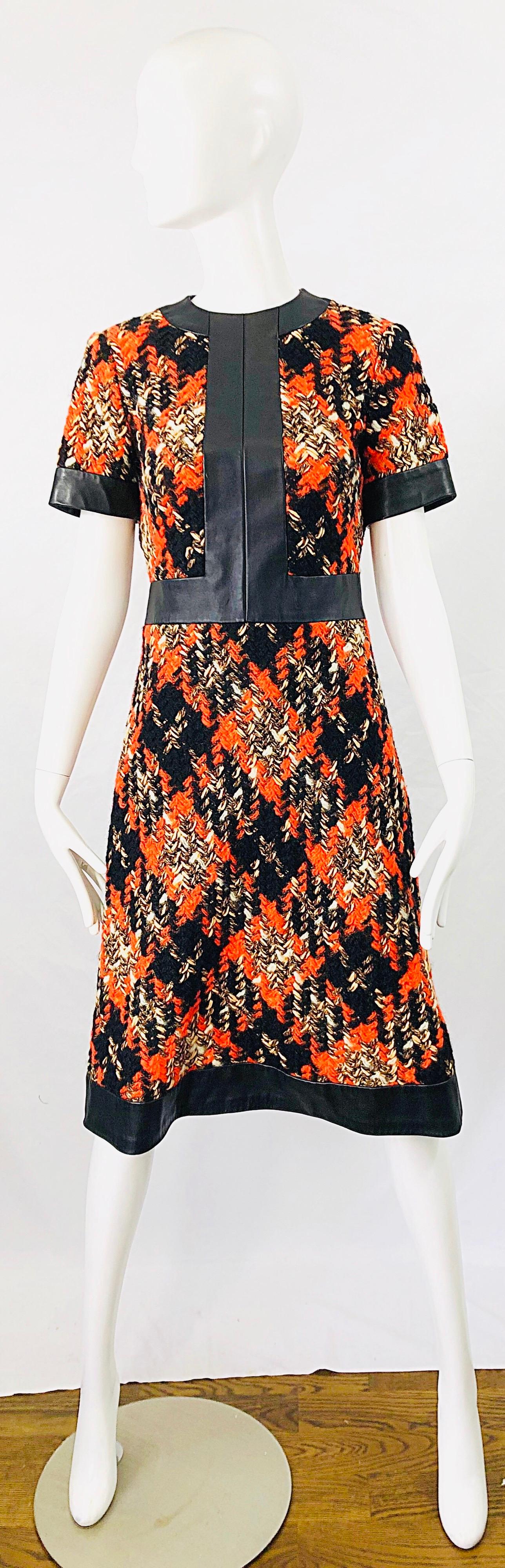 Bellissimo abito vintage anni '60 LOUIS FERAUD Haute Couture in bouclé e pelle, linea A! Presenta un morbido tessuto bouclé dalle calde tonalità arancio, marrone, nero, marrone e avorio. Accenti in pelle nera lungo il corpetto anteriore centrale,