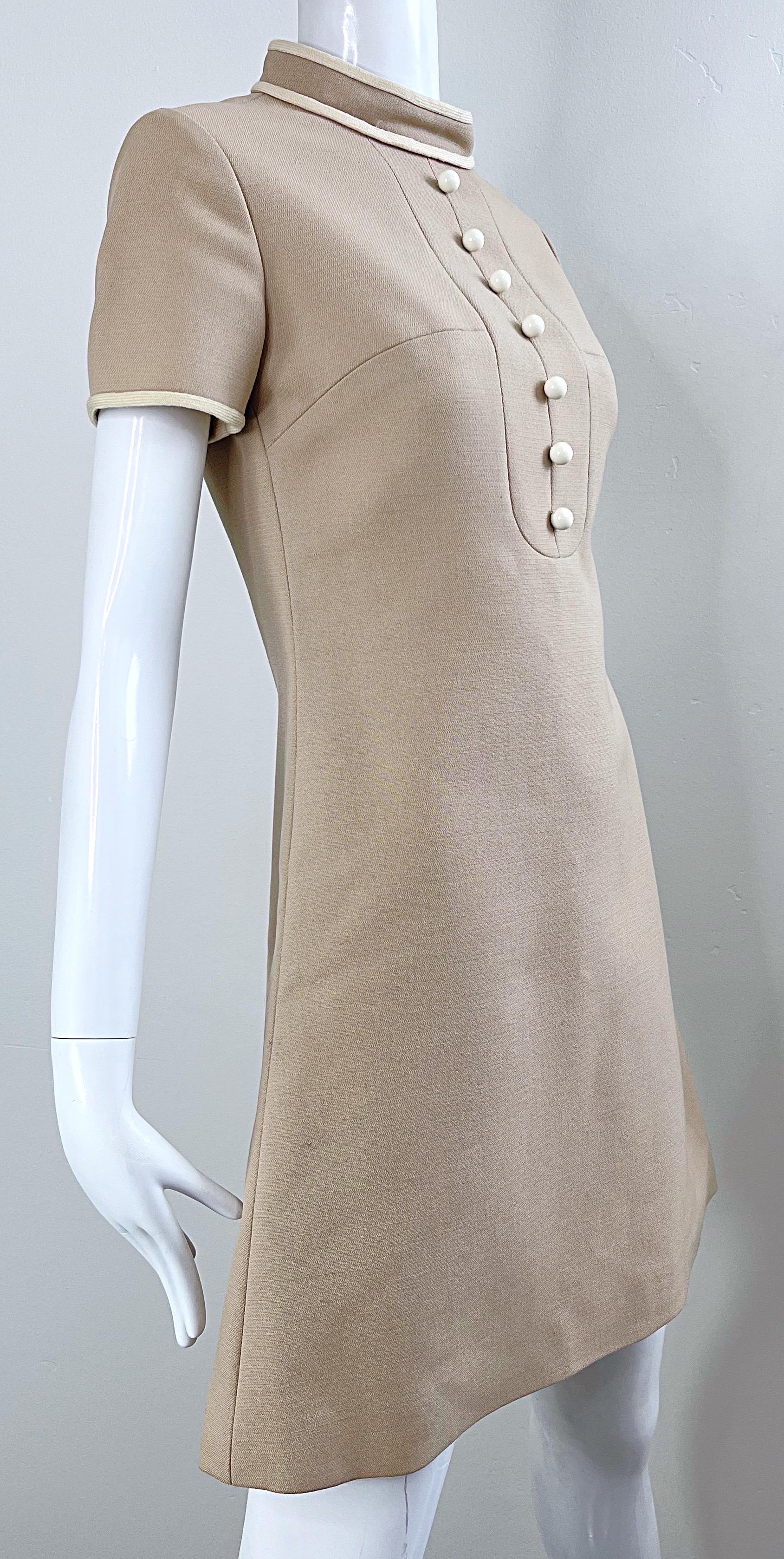 1960s Louis Feraud Khaki Tan Space Age Wool Short Sleeve Vintage A Line Dress en vente 9