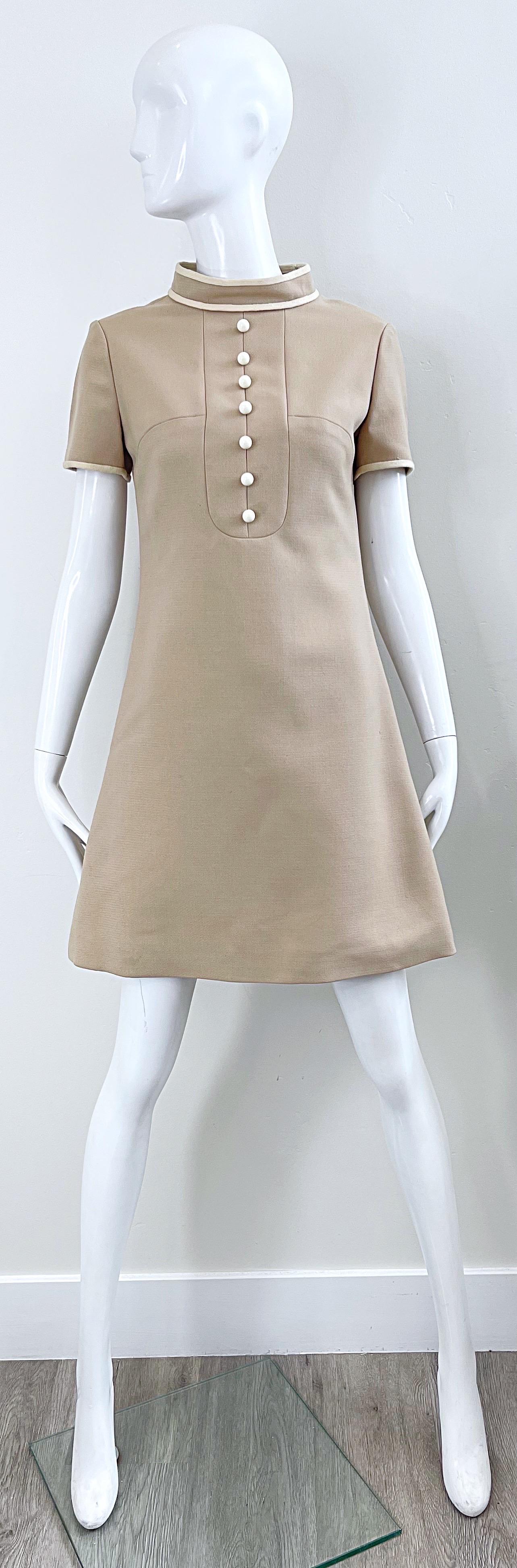 1960s Louis Feraud Khaki Tan Space Age Wool Short Sleeve Vintage A Line Dress en vente 10