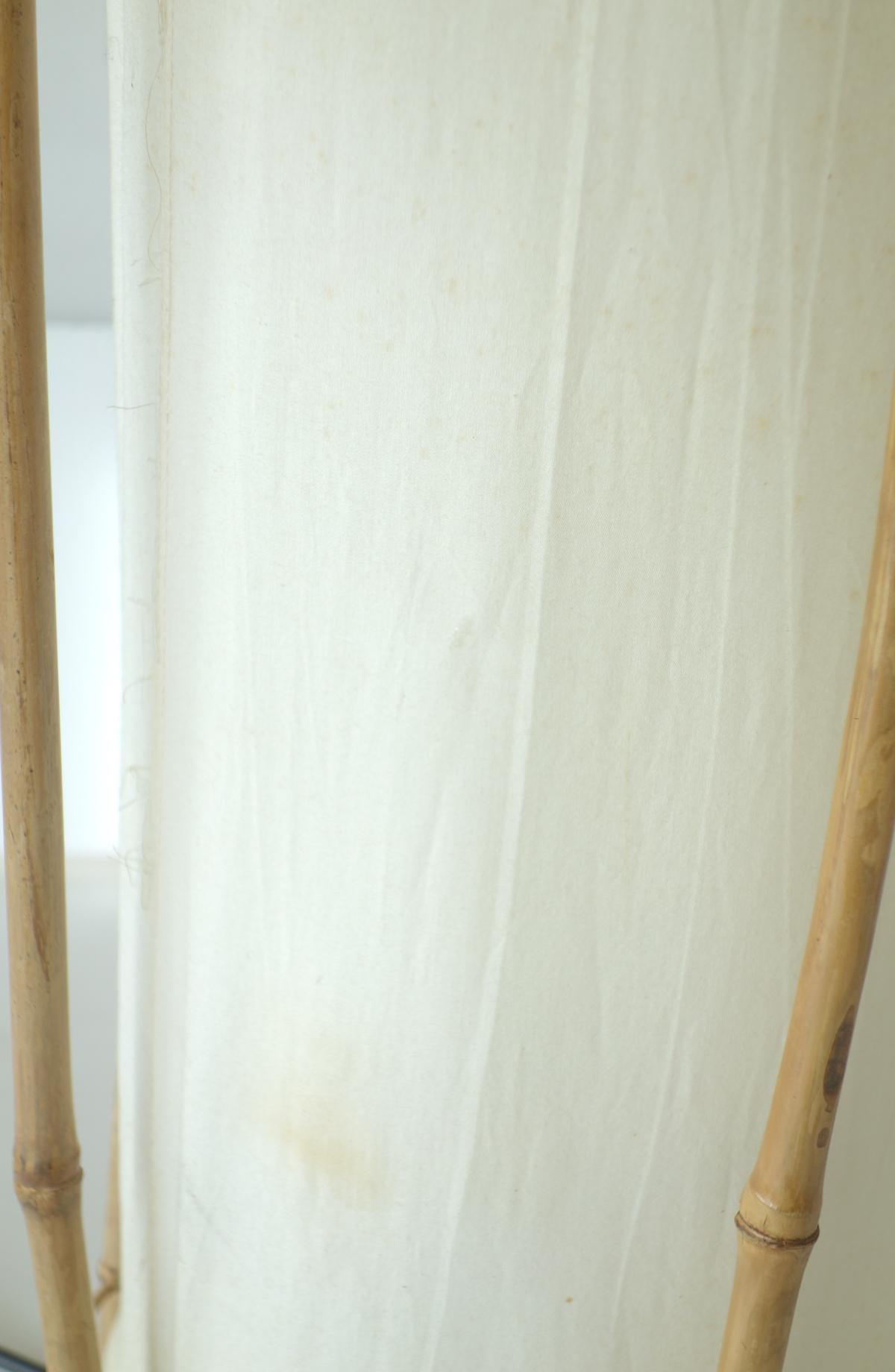 Louis Sognot Stehleuchte aus Bambus
Frankreich, 1960

Sechs Bambusstäbchen 
Zylindrischer Schirm aus Baumwollgewebe

Sehr guter Originalzustand mit kleinen Schönheitsfehlern und Gebrauchsspuren an der Baumwolle.