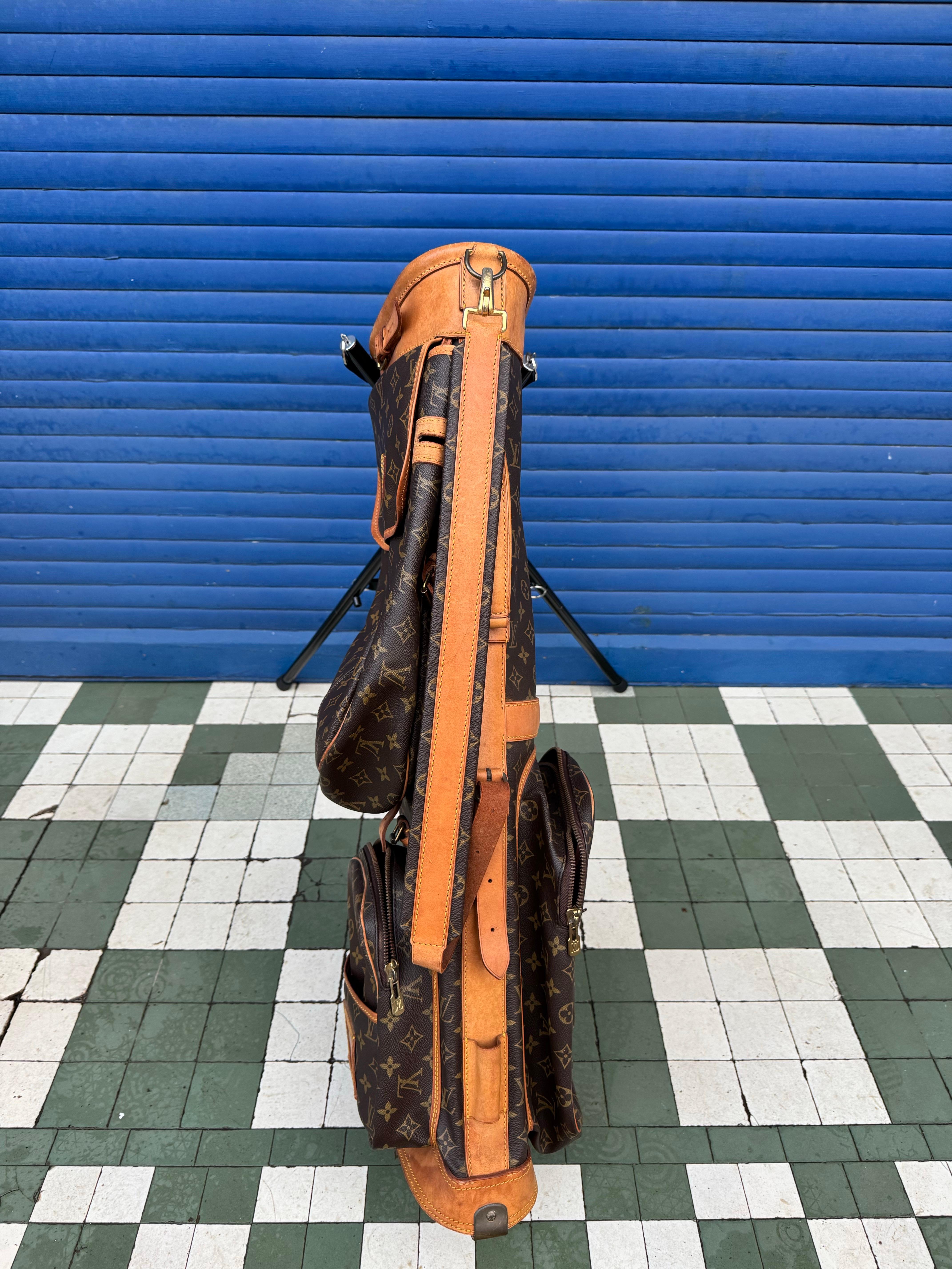 Louis Vuitton-Golftasche aus den 1960er-Jahren aus beschichtetem Canvas mit Monogramme-Beschichtung, Ausstattung, Boden und Griffen aus natürlichem Rindsleder. Das Design zeichnet sich durch vergoldete Metallbeschläge, Messinghaken und -glieder aus