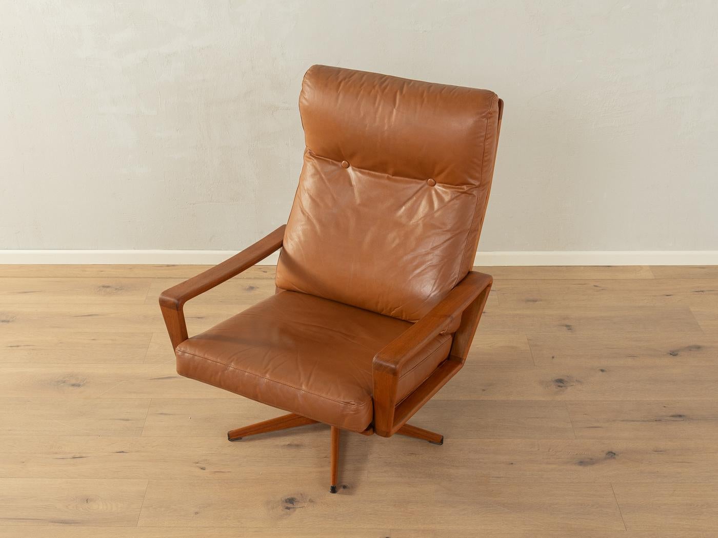 Chaise longue pivotante d'Arne Wahl Iversen pour Komfort, datant des années 1960. Cadre en teck avec nouvelle housse en cuir brun foncé de haute qualité d'origine.

Caractéristiques de qualité :
    Un design abouti : des proportions parfaites et un