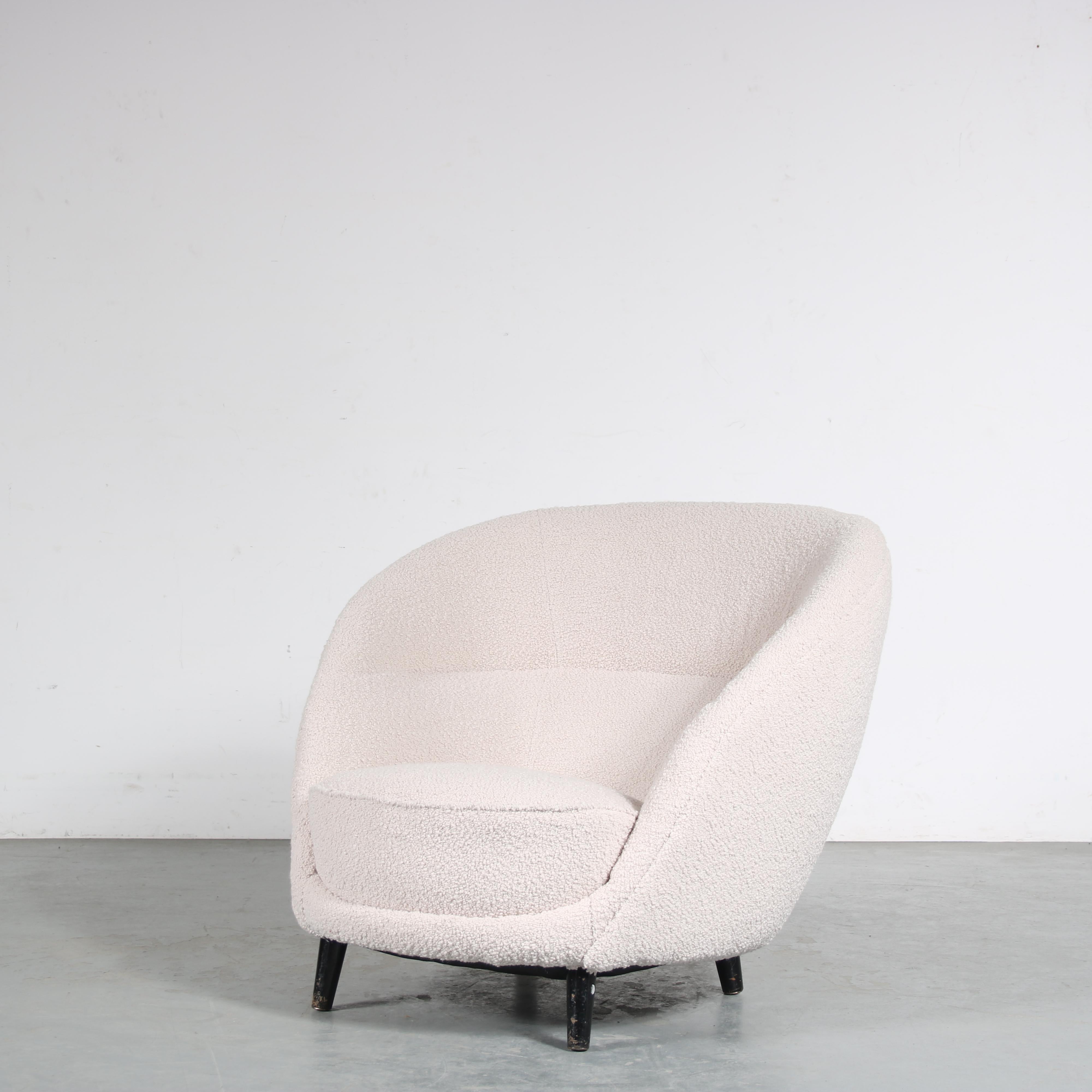 Ein wunderschöner Lounge-/Clubsessel im Stil von ISA Bergamo, hergestellt in Italien um 1960.

Dieser ansprechende Stuhl hat eine sehr bequeme, tiefe Sitzfläche, die ihm den einladenden Club-Stil und eine beeindruckende Ausstrahlung verleiht. Er