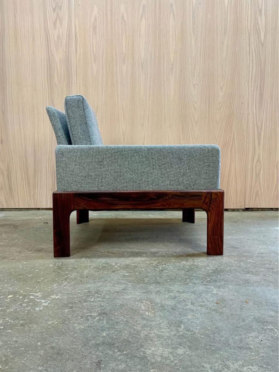 Fraîchement restaurée, nous sommes ravis de vous présenter cette superbe chaise des années 1960 réalisée par Illum Wikkelsø pour N. Eilersen. Sa base en palissandre brésilien massif soutient magnifiquement un siège élégant et entièrement rembourré