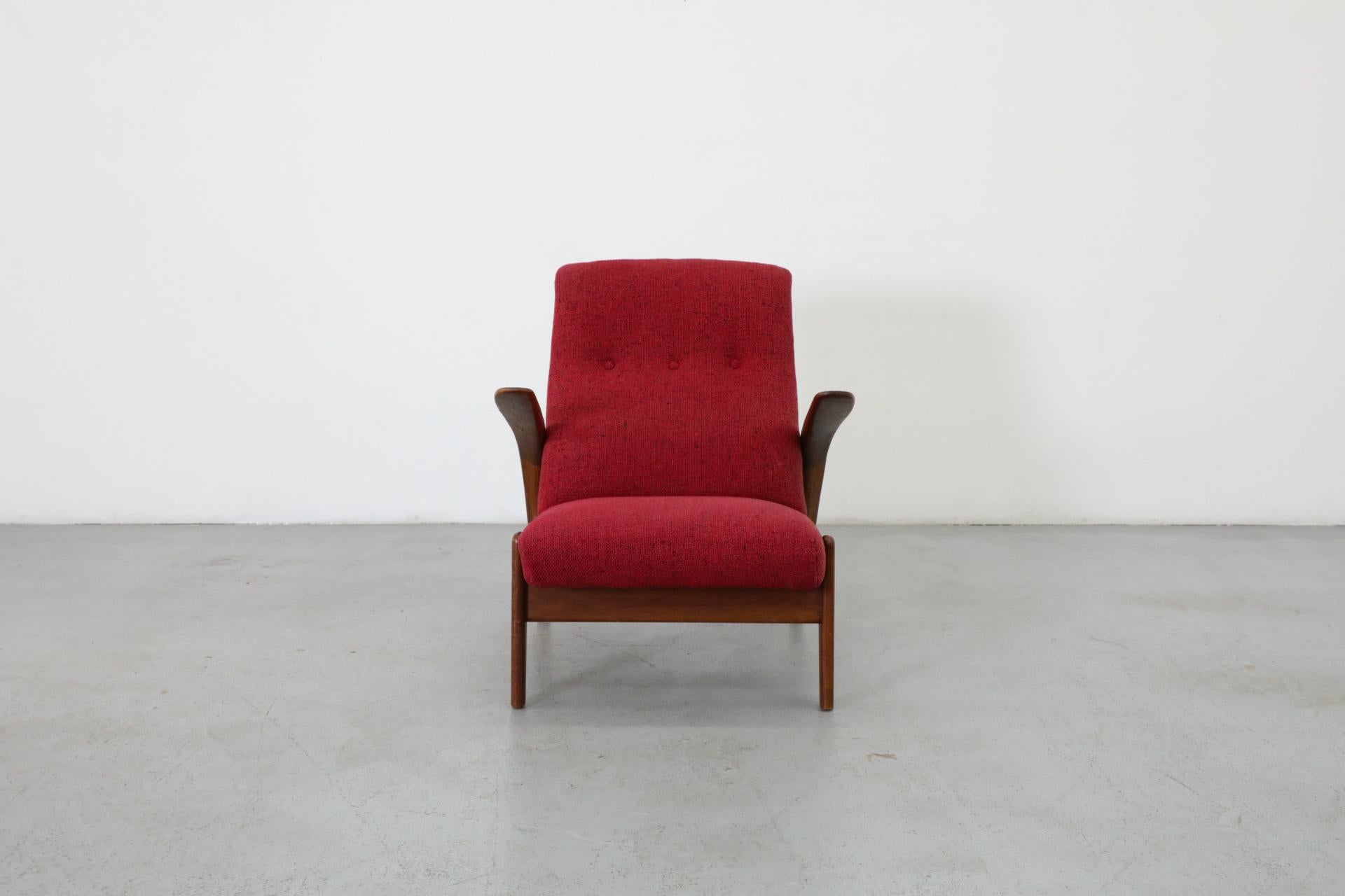 Fauteuil de salon des années 1960 avec structure sculpturale organique et revêtement rouge plus récent, conçu par Adolf Relling & Rolf Rastad pour Arnestad Bruk. Le cadre est en teck massif. En état d'origine avec une usure visible, y compris des