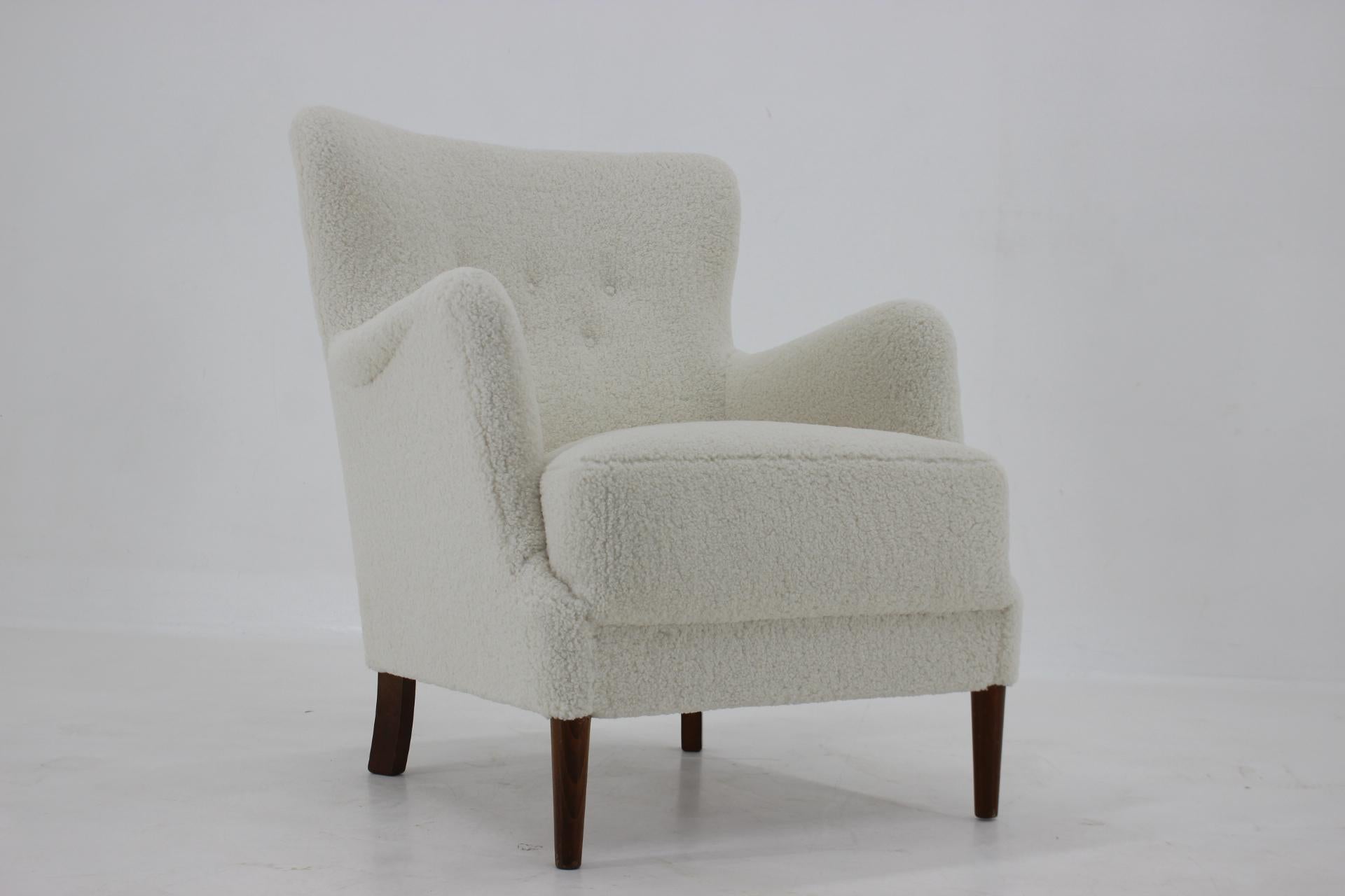 - Newly upholstered Quality synthetic fabric imitating sheepskin
- The seat height is 42 cm.
