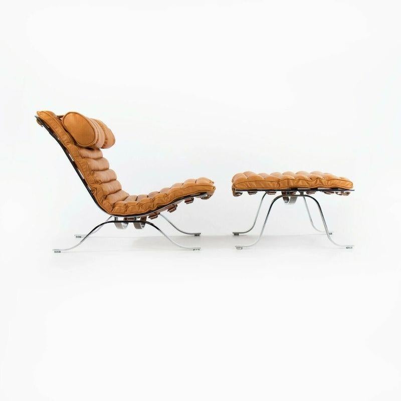 Zum Verkauf stehen ein Sessel und eine Ottomane aus den 1960er Jahren, die dem von Arne Norell entworfenen Ari Lounge Chair nachempfunden sind. Wir erwarben den Sessel im Originalzustand und ließen ihn von einer meisterhaften Polsterei in New York