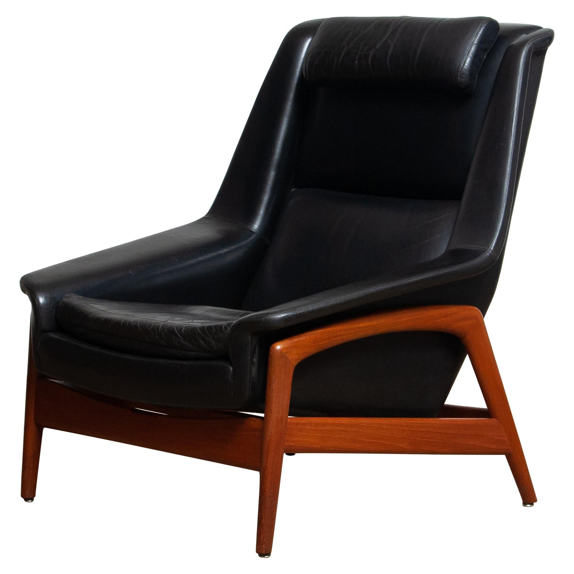 Stunning easy / lounge chair in teak and upholstered in black leather by Folke Ohlsson for DUX Sweden,
Model; Profil
Overall in good condition.