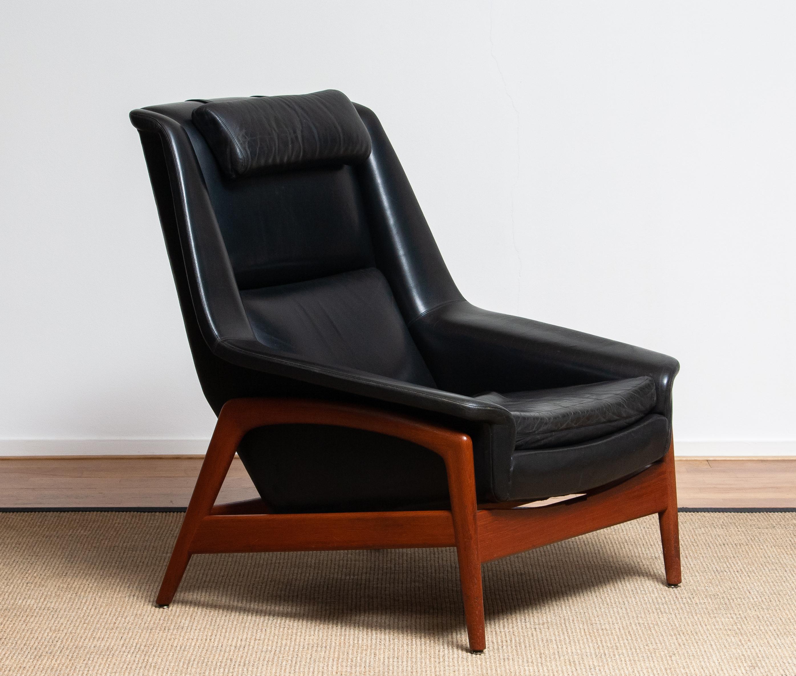 Stunning easy / lounge chair in teak and upholstered in black leather by Folke Ohlsson for DUX Sweden,
Model; Profil
Overall in good condition.