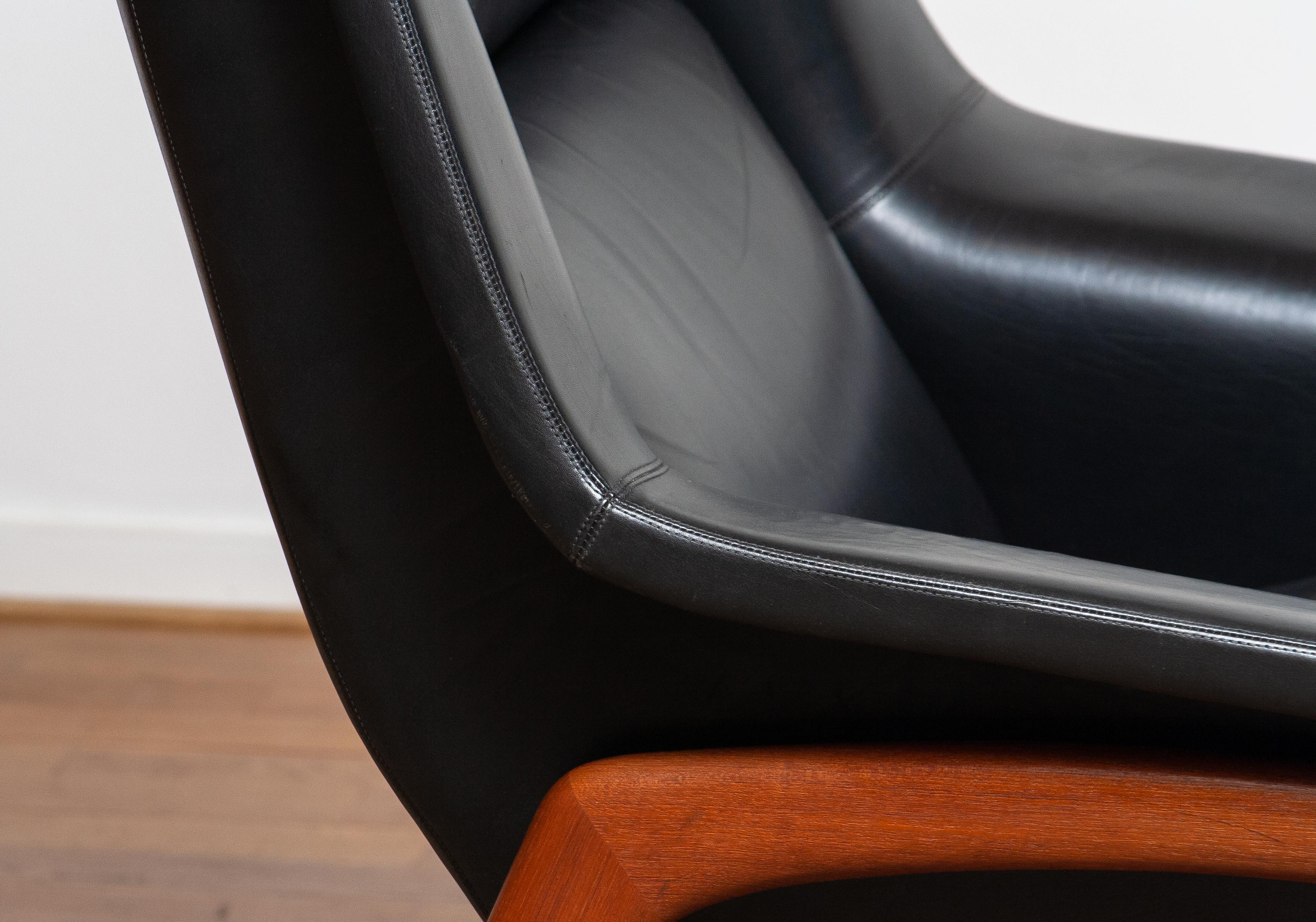 1960s, Lounge Chair 'Profil' by Folke Ohlsson for DUX in Black Leather and Teak In Good Condition In Silvolde, Gelderland