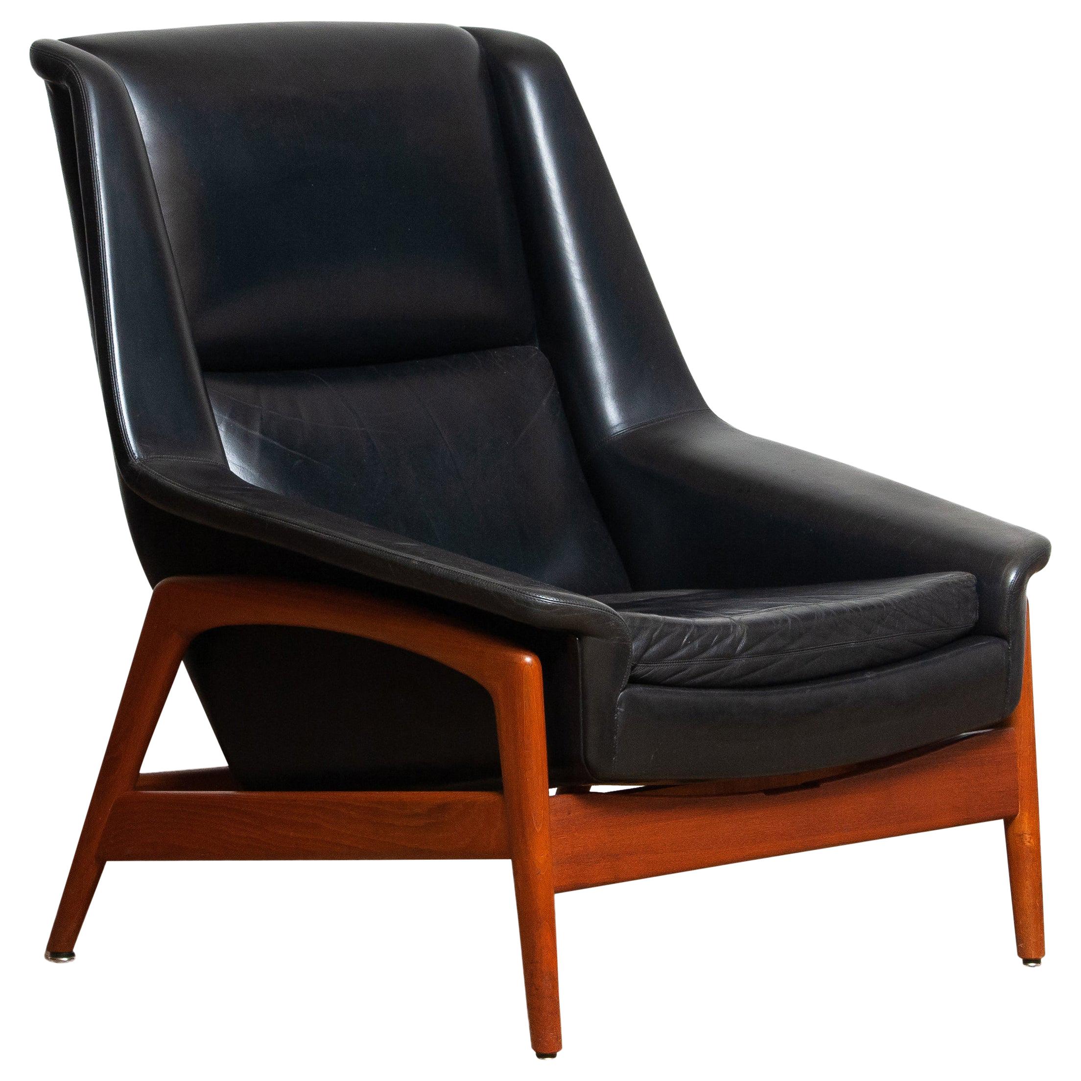 Stunning easy or lounge chair in teak and upholstered in black leather by Folke Ohlsson for DUX Sweden,
Model; Profil
Overall in good condition and note that we have two black leather Profil chairs in our gallery.