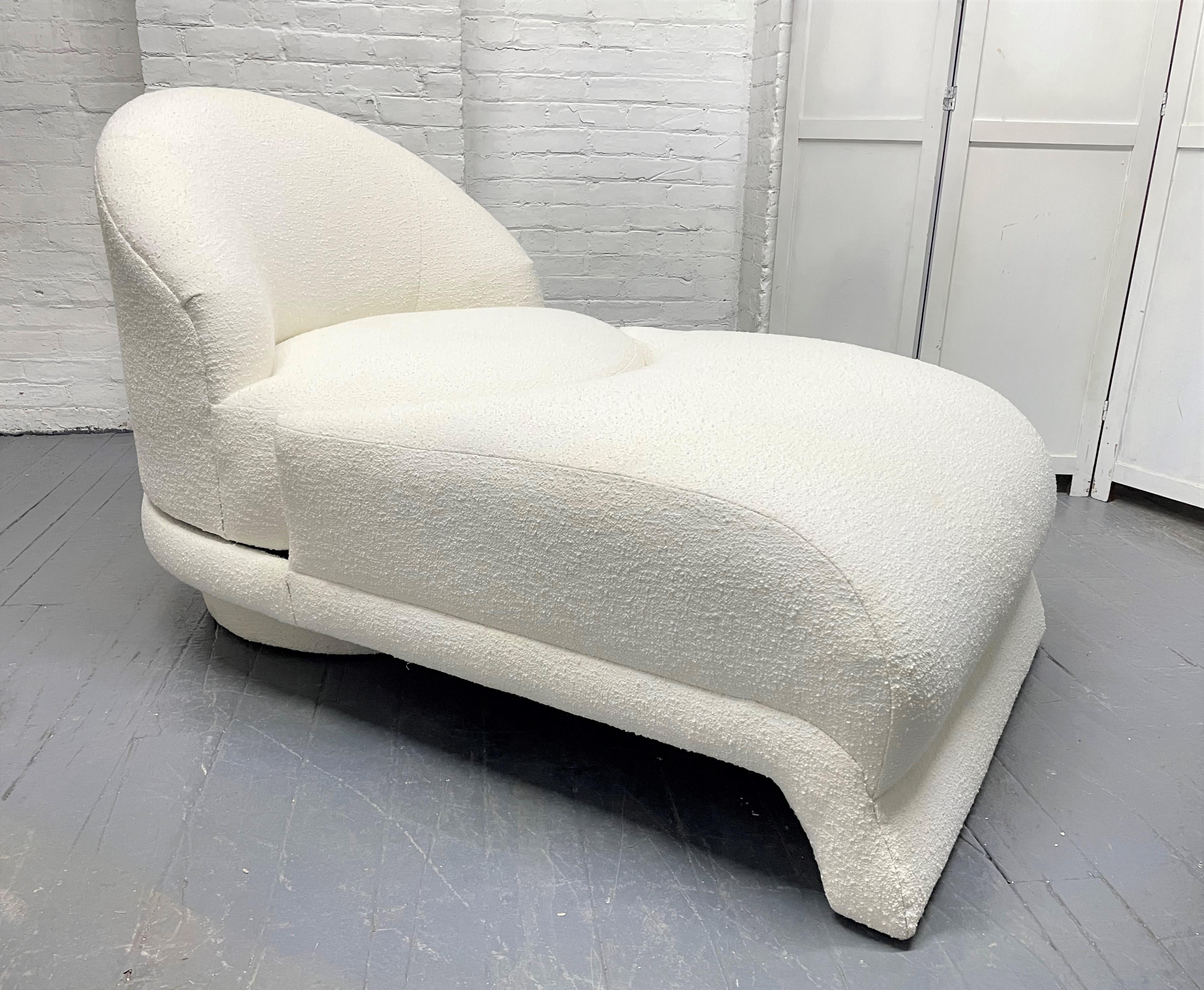 1960er Jahre Loungesessel, der sich in eine Chaiselongue verwandeln lässt, gepolstert in Boucle. Die Rückenlehne dreht sich in einer kreisförmigen Bewegung zu einer bequemen Chaiselongue. Liege.