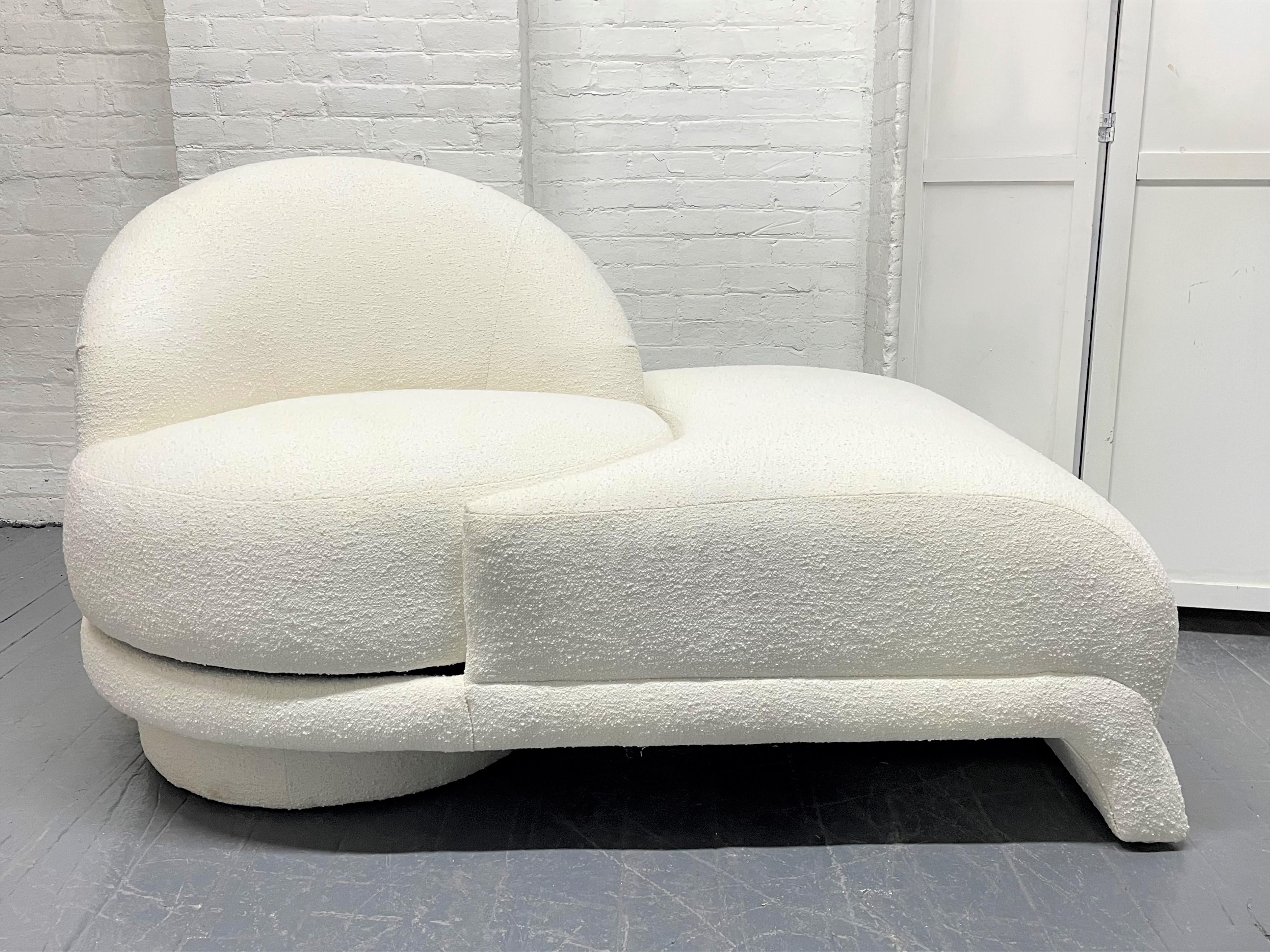 1960s Lounge Chair Swivels into a Chaise Lounge in Boucle In Good Condition For Sale In New York, NY