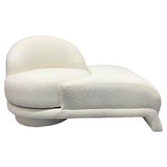 Loungesessel aus den 1960er Jahren, der sich in eine Chaiselongue aus Boucle verwandelt