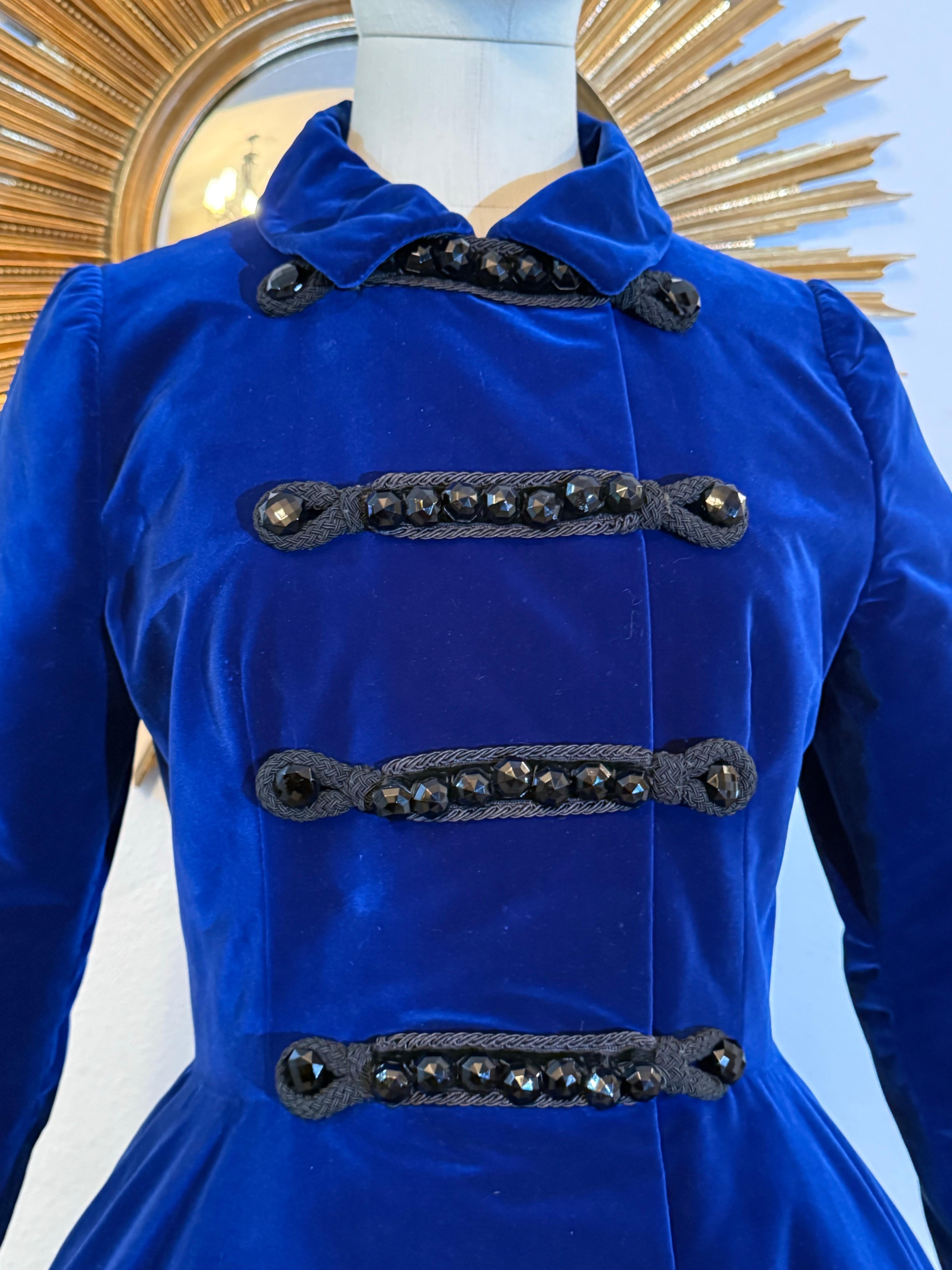 Lucie-Spilo 1960, velluto di seta blu zaffiro, cappotto di ispirazione militare con getto d'acqua. in vendita 5