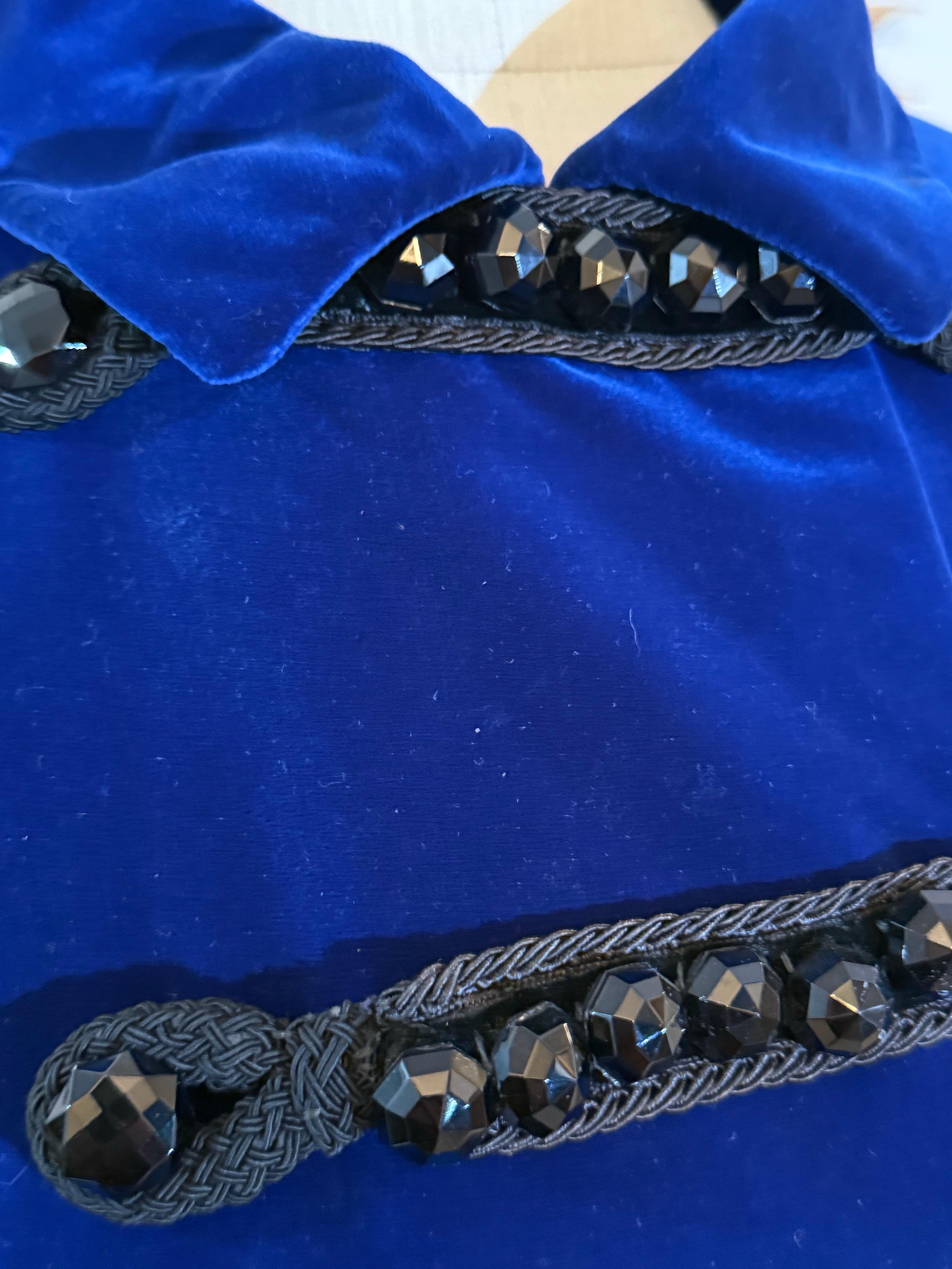 Lucie-Spilo 1960, velluto di seta blu zaffiro, cappotto di ispirazione militare con getto d'acqua. in vendita 6