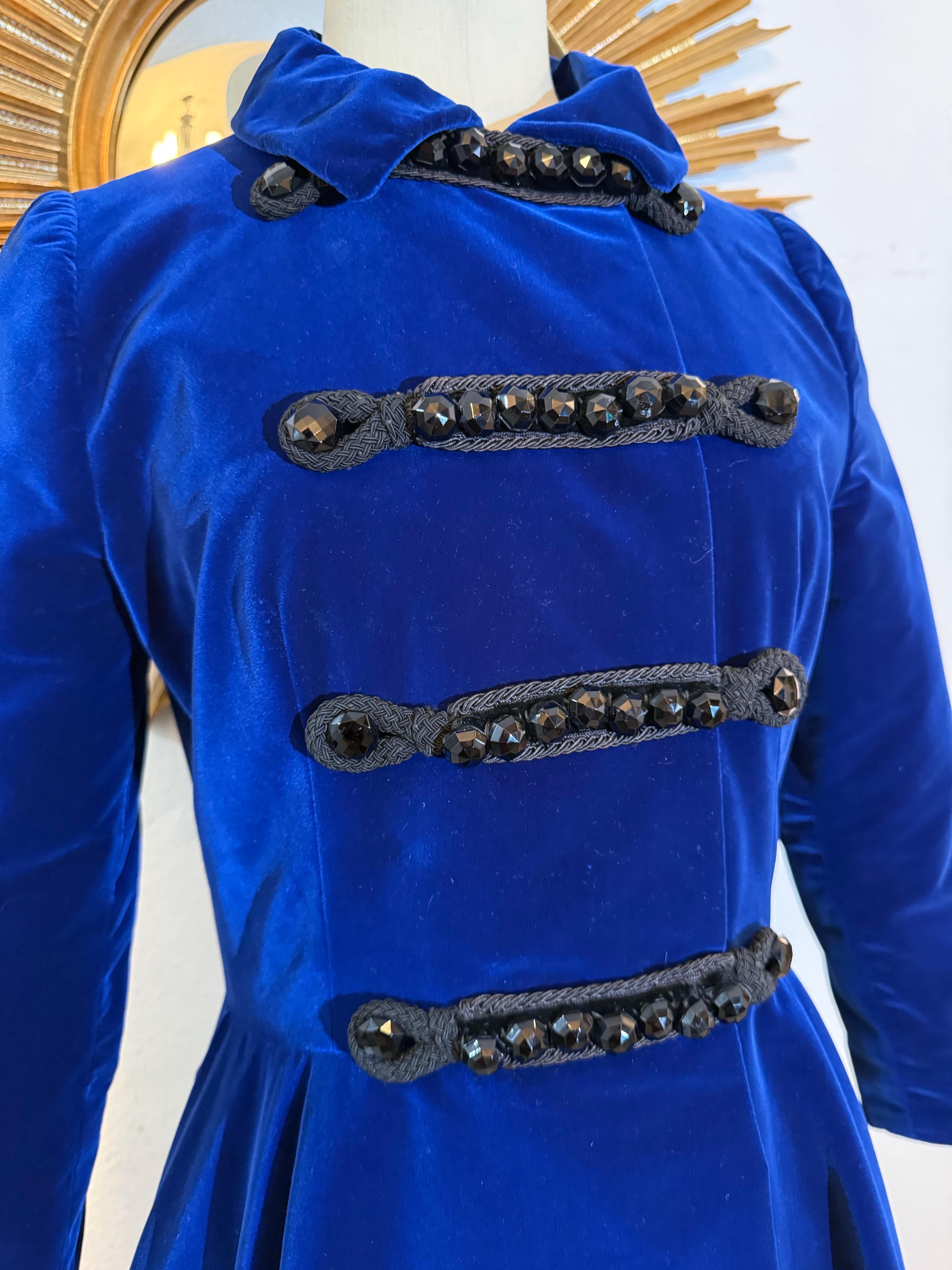 Lucie-Spilo 1960, velluto di seta blu zaffiro, cappotto di ispirazione militare con getto d'acqua. in vendita 7