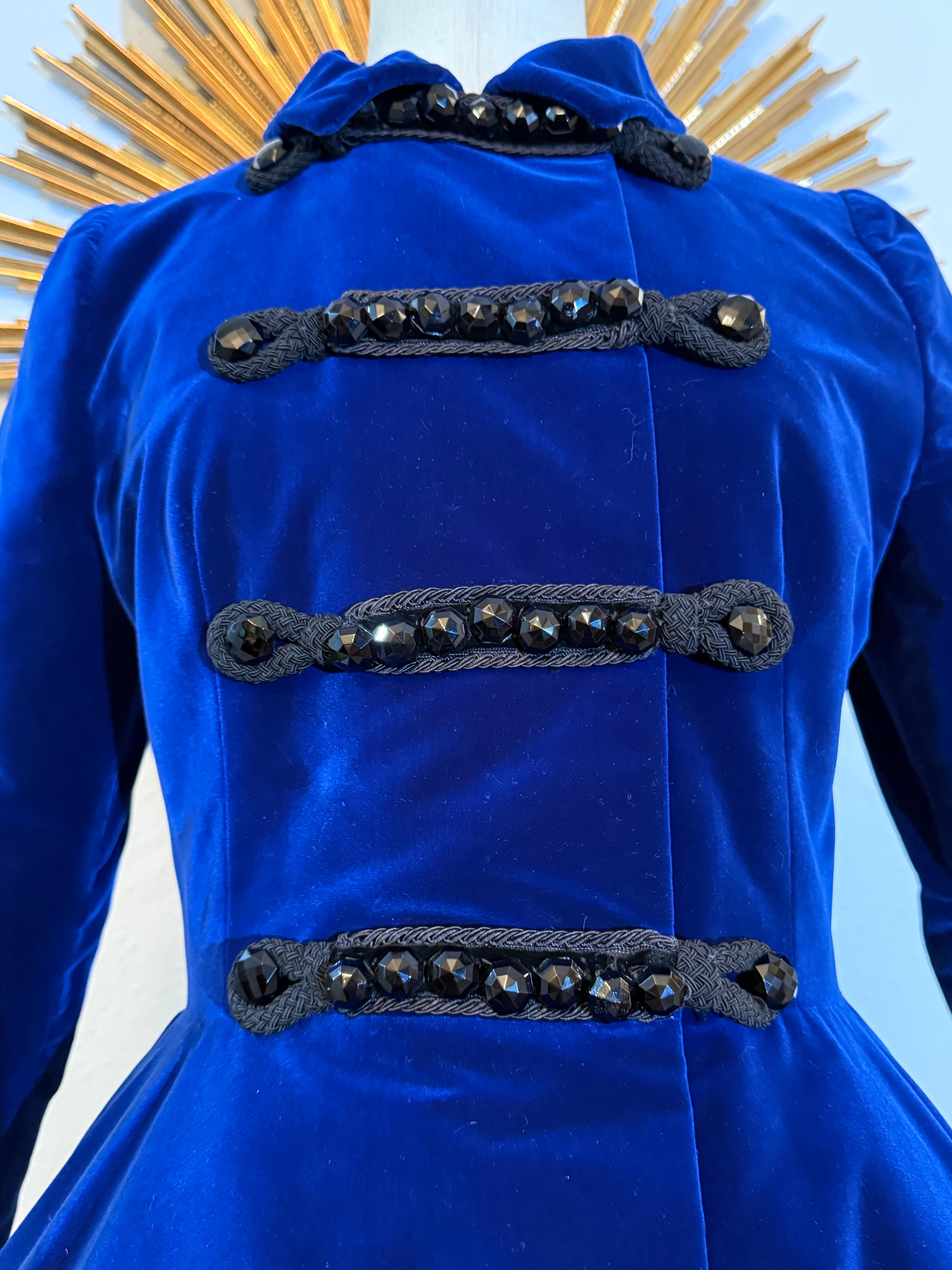 Lucie-Spilo 1960, velluto di seta blu zaffiro, cappotto di ispirazione militare con getto d'acqua. in vendita 8