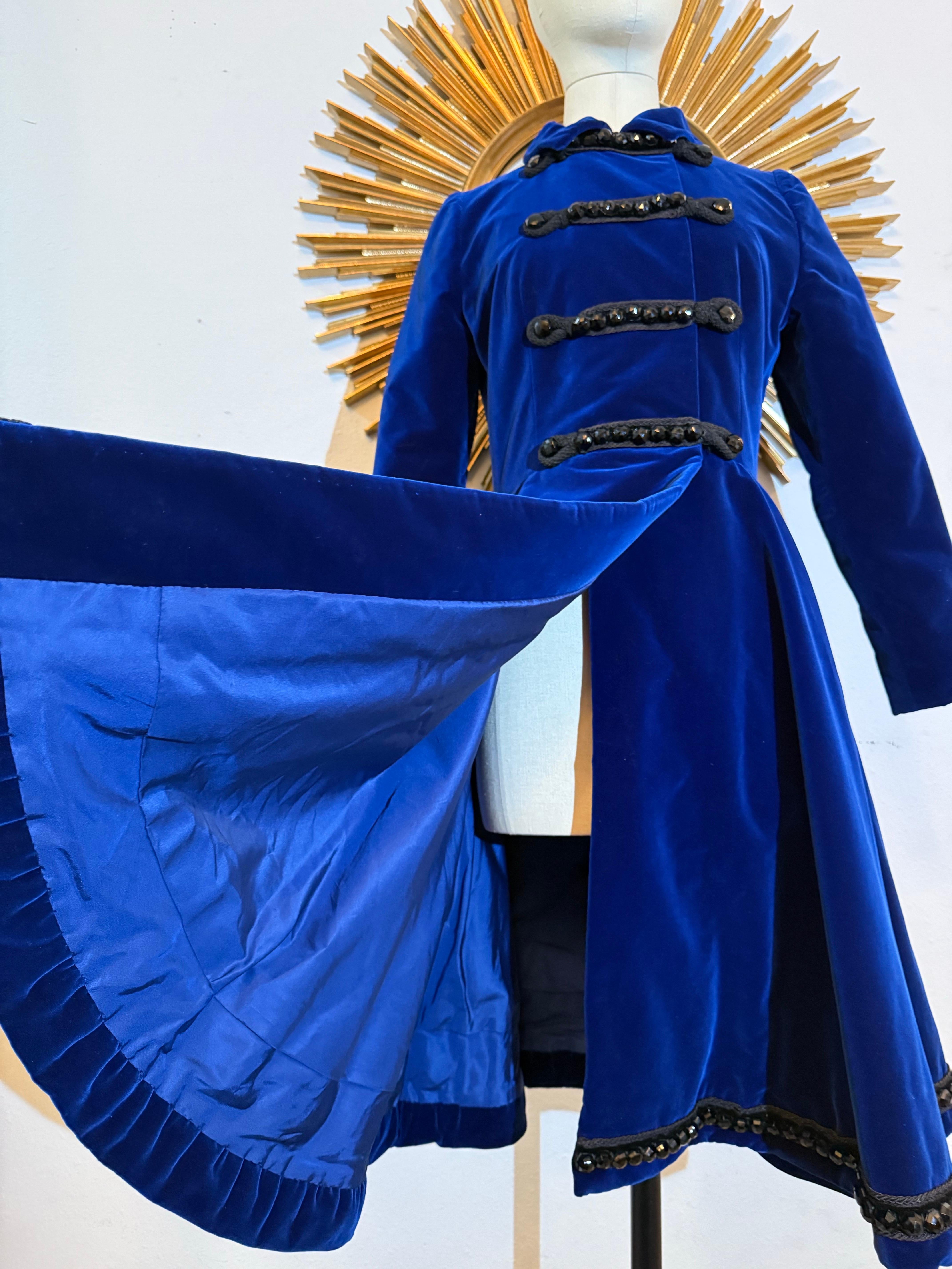 Lucie-Spilo 1960, velluto di seta blu zaffiro, cappotto di ispirazione militare con getto d'acqua. in vendita 9