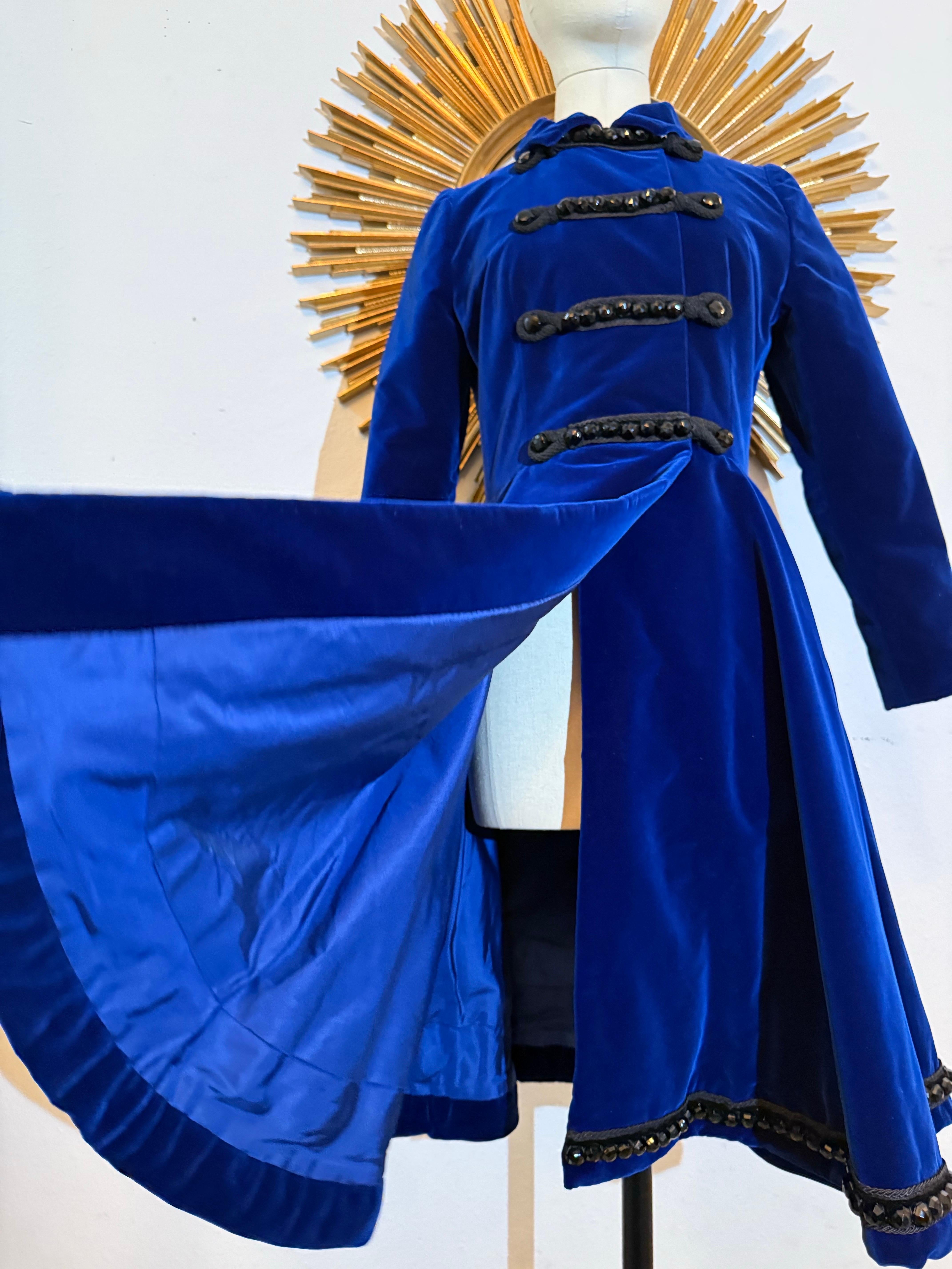 Lucie-Spilo 1960, velluto di seta blu zaffiro, cappotto di ispirazione militare con getto d'acqua. in vendita 10