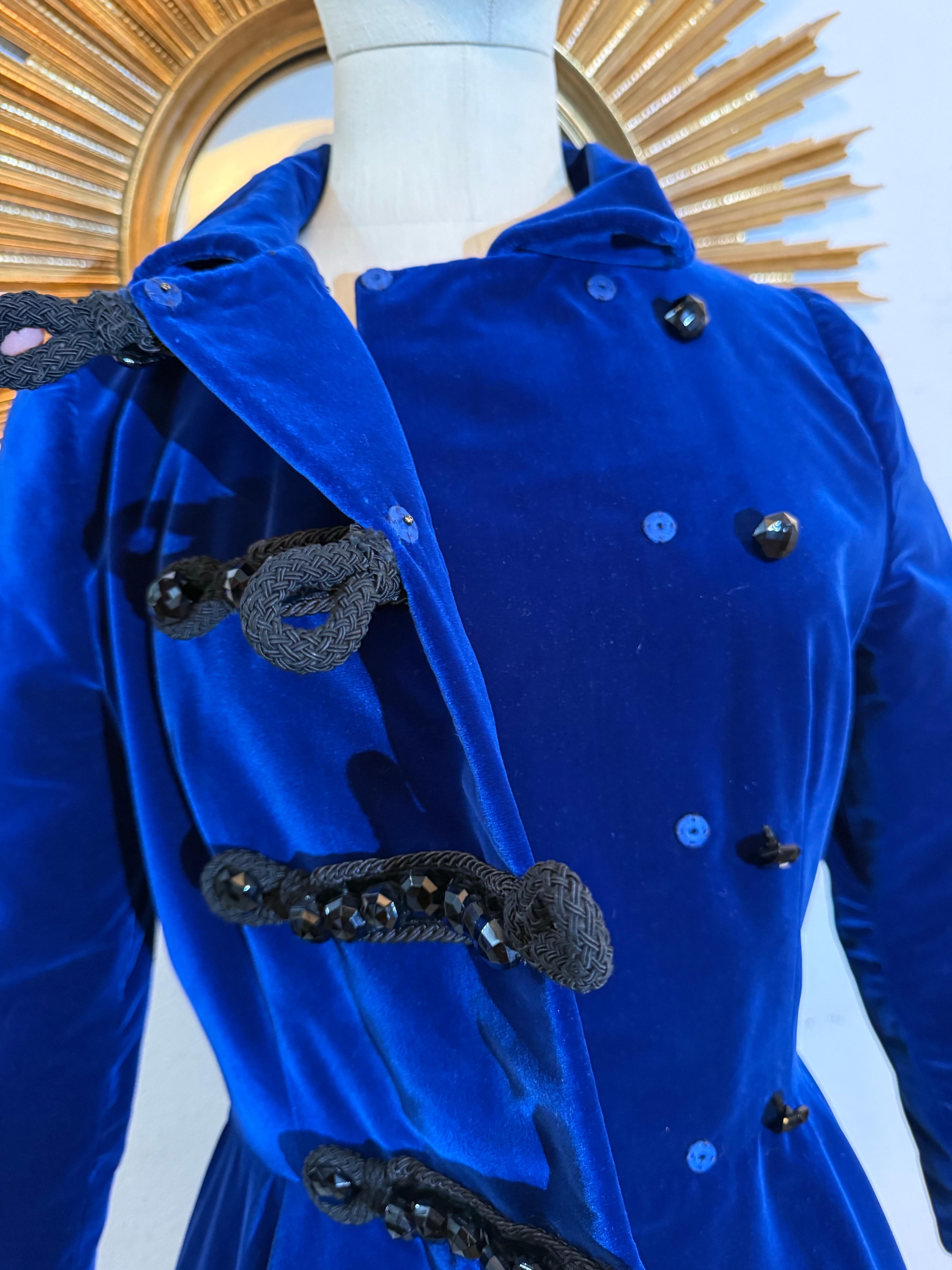 Lucie-Spilo 1960, velluto di seta blu zaffiro, cappotto di ispirazione militare con getto d'acqua. in vendita 11