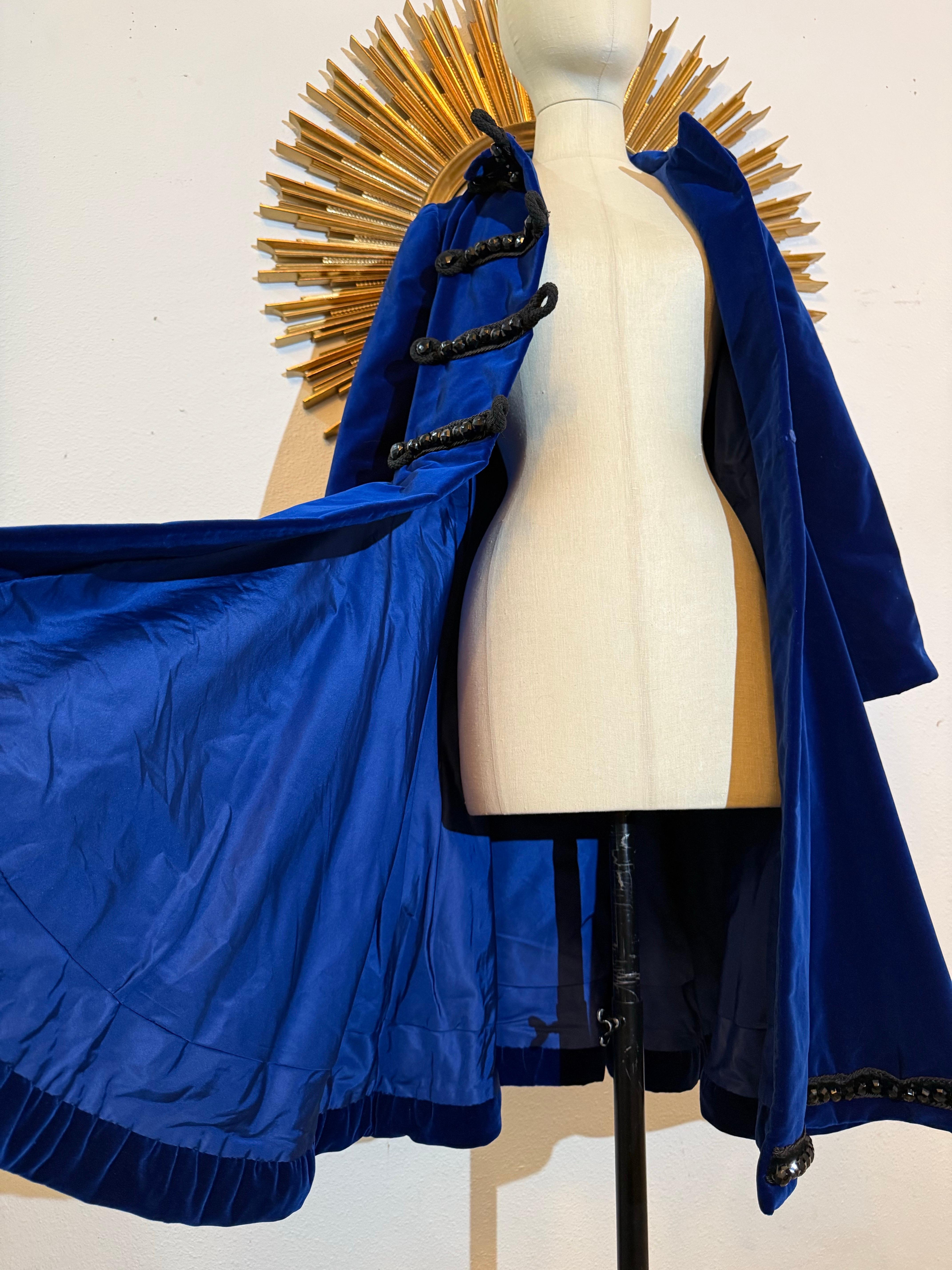 Lucie-Spilo 1960, velluto di seta blu zaffiro, cappotto di ispirazione militare con getto d'acqua. in vendita 12