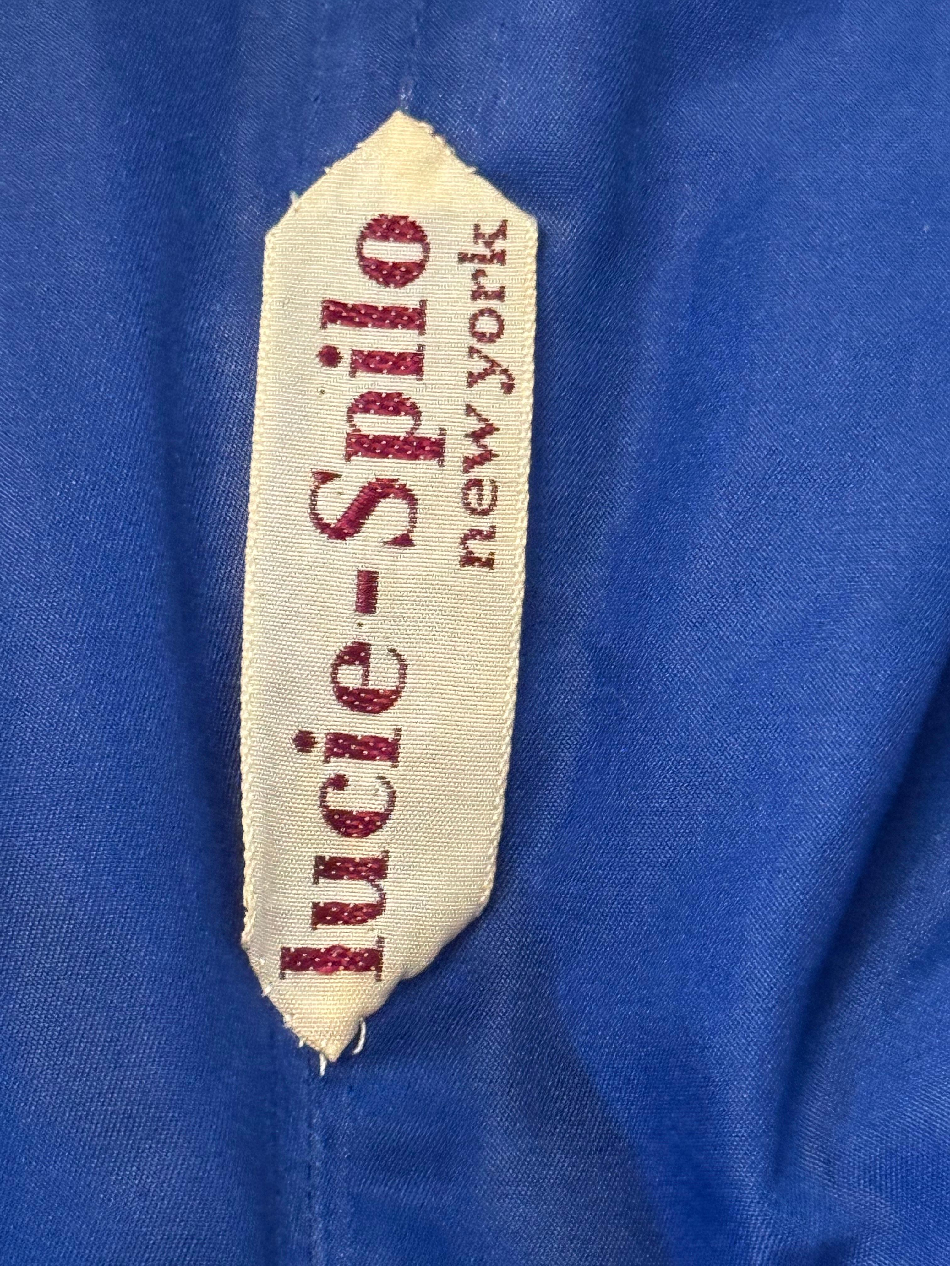 Lucie-Spilo 1960, velluto di seta blu zaffiro, cappotto di ispirazione militare con getto d'acqua. in vendita 13