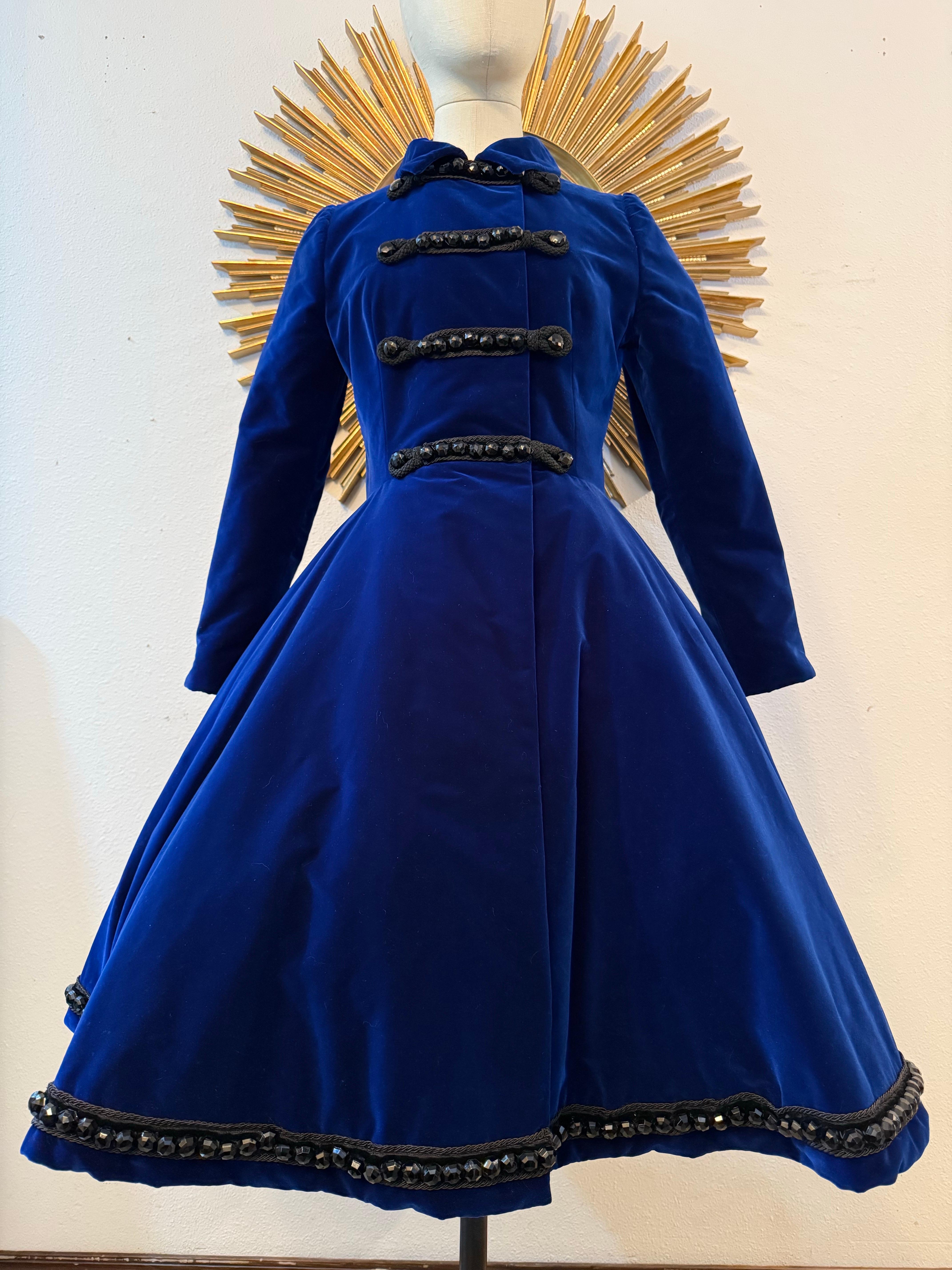 Blu Lucie-Spilo 1960, velluto di seta blu zaffiro, cappotto di ispirazione militare con getto d'acqua. in vendita