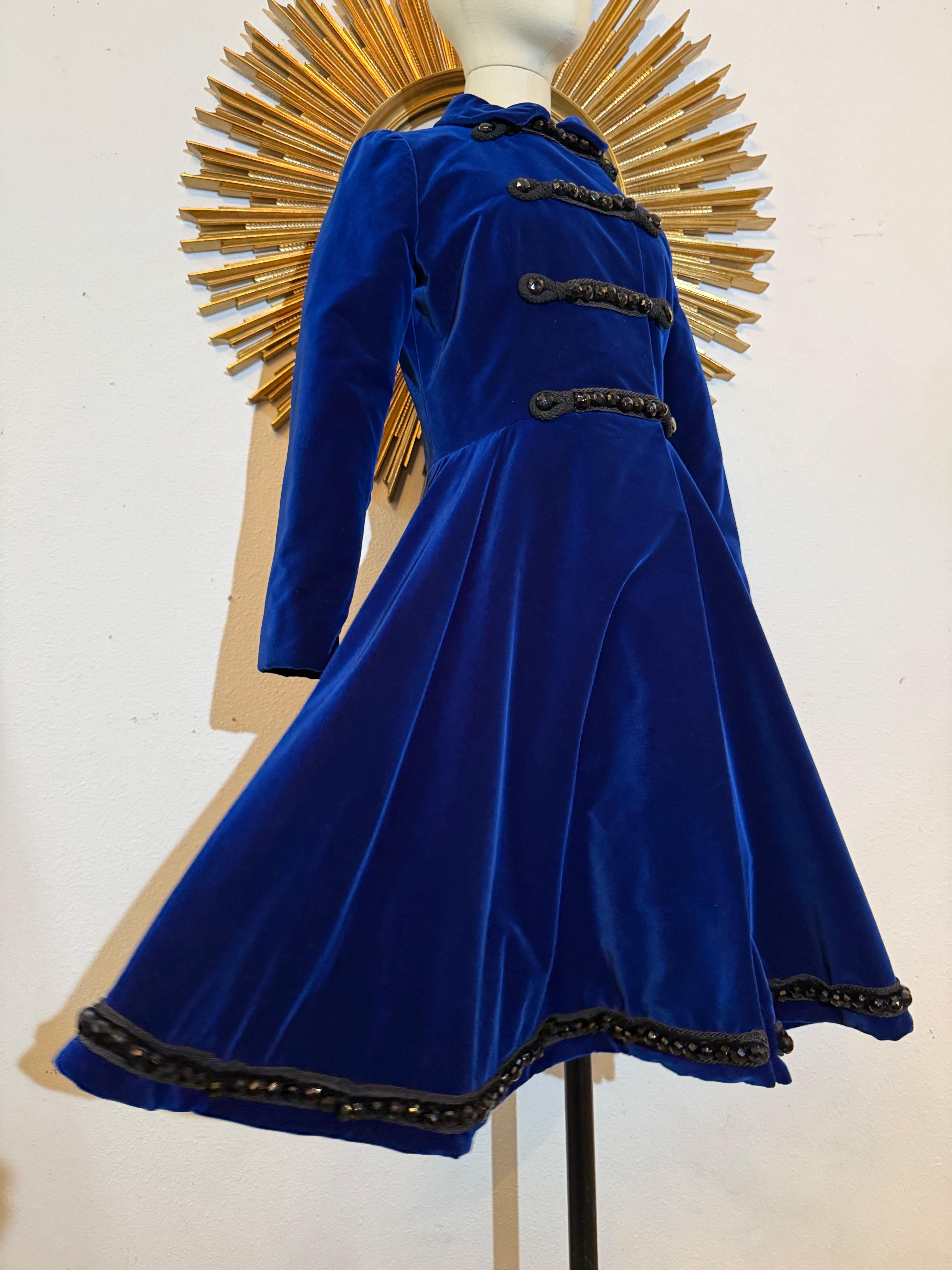 Donna Lucie-Spilo 1960, velluto di seta blu zaffiro, cappotto di ispirazione militare con getto d'acqua. in vendita