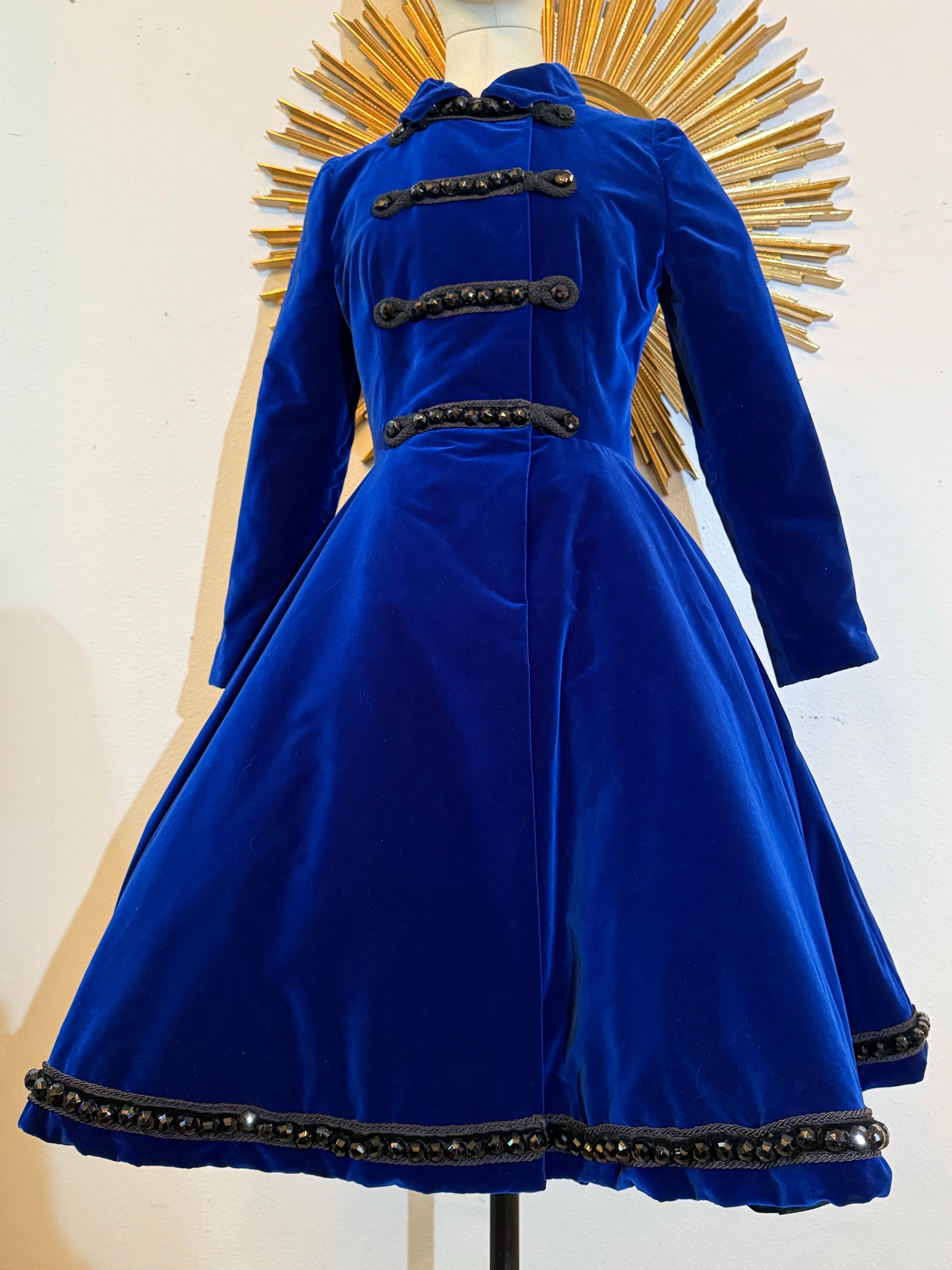 Lucie-Spilo 1960, velluto di seta blu zaffiro, cappotto di ispirazione militare con getto d'acqua. in vendita 2