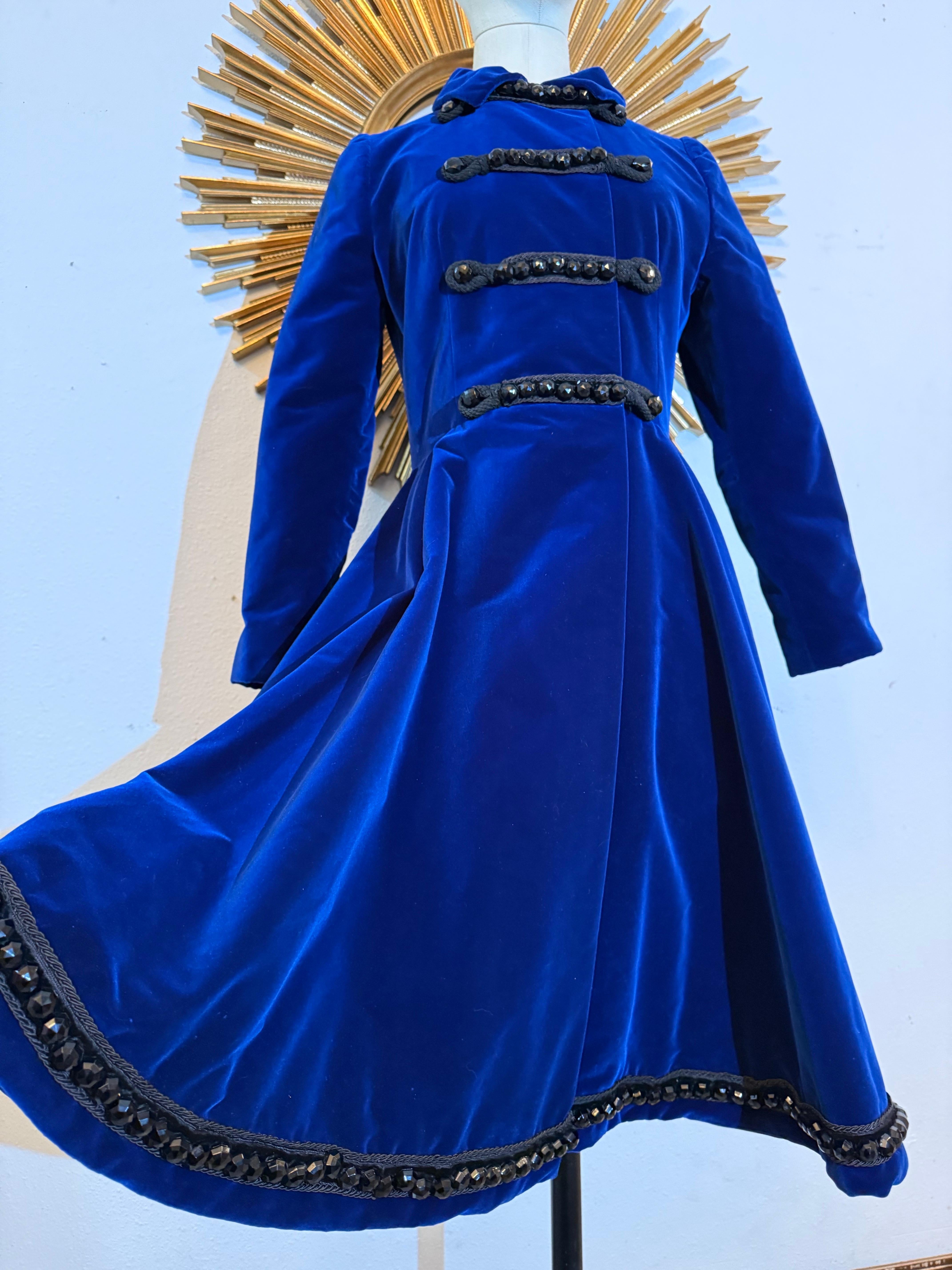 Lucie-Spilo 1960, velluto di seta blu zaffiro, cappotto di ispirazione militare con getto d'acqua. in vendita 3