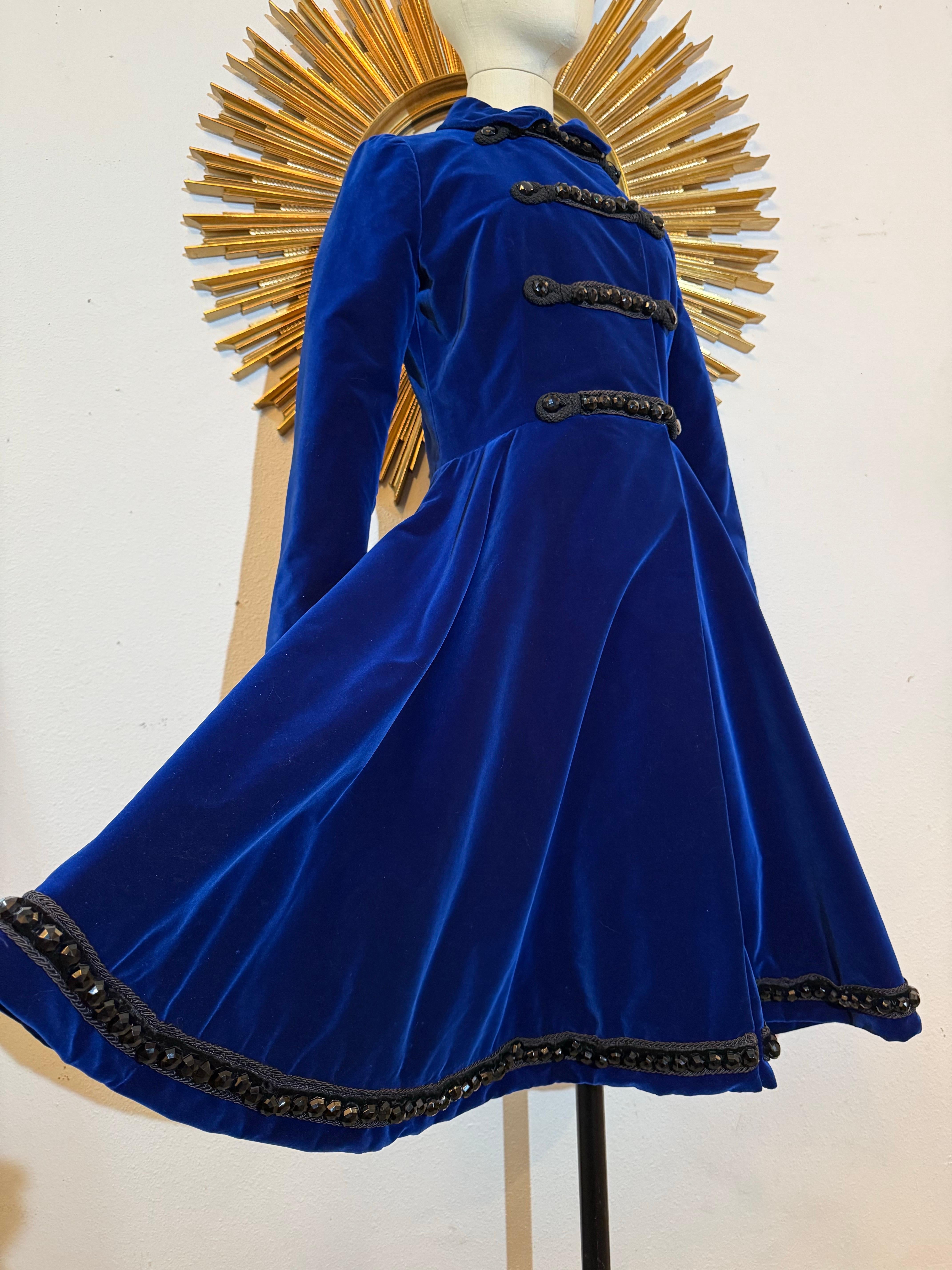 Lucie-Spilo 1960, velluto di seta blu zaffiro, cappotto di ispirazione militare con getto d'acqua. in vendita 4