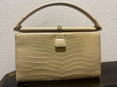 Bolso de mano de aligátor con asa de la década de 1960 Lucille de Paris, rubia y con corte de barriga