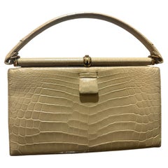 Bolso de mano de aligátor con asa de la década de 1960 Lucille de Paris, rubia y con corte de barriga