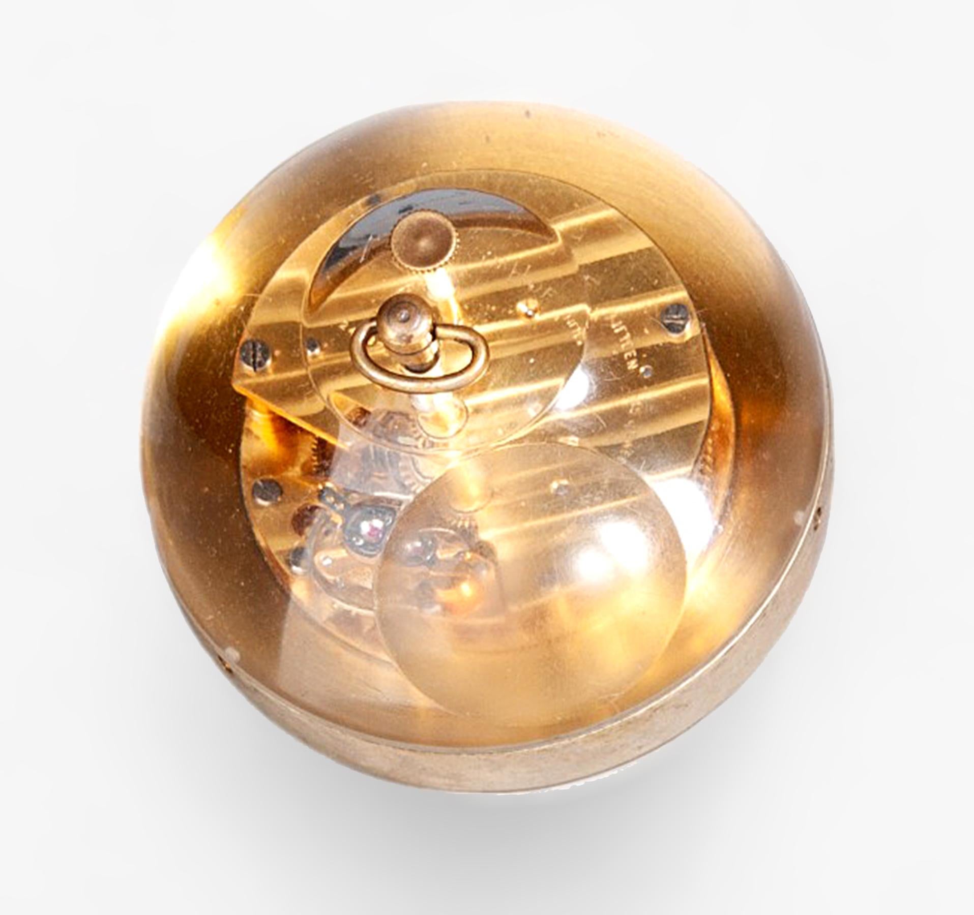 Reloj pisapapeles de esfera/bola de lucita y latón dorado de los años 60, del suizo Arthur Imhof en Bueno estado para la venta en North Miami, FL