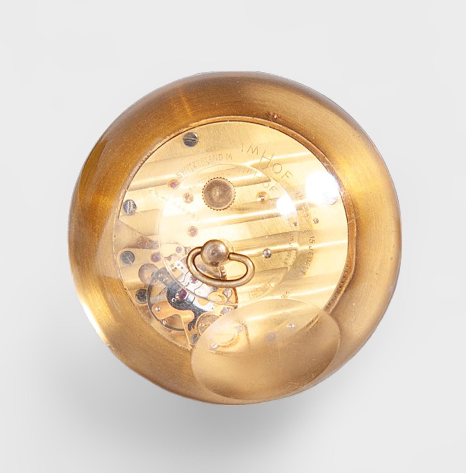 Reloj pisapapeles de esfera/bola de lucita y latón dorado de los años 60, del suizo Arthur Imhof mediados del siglo XX en venta