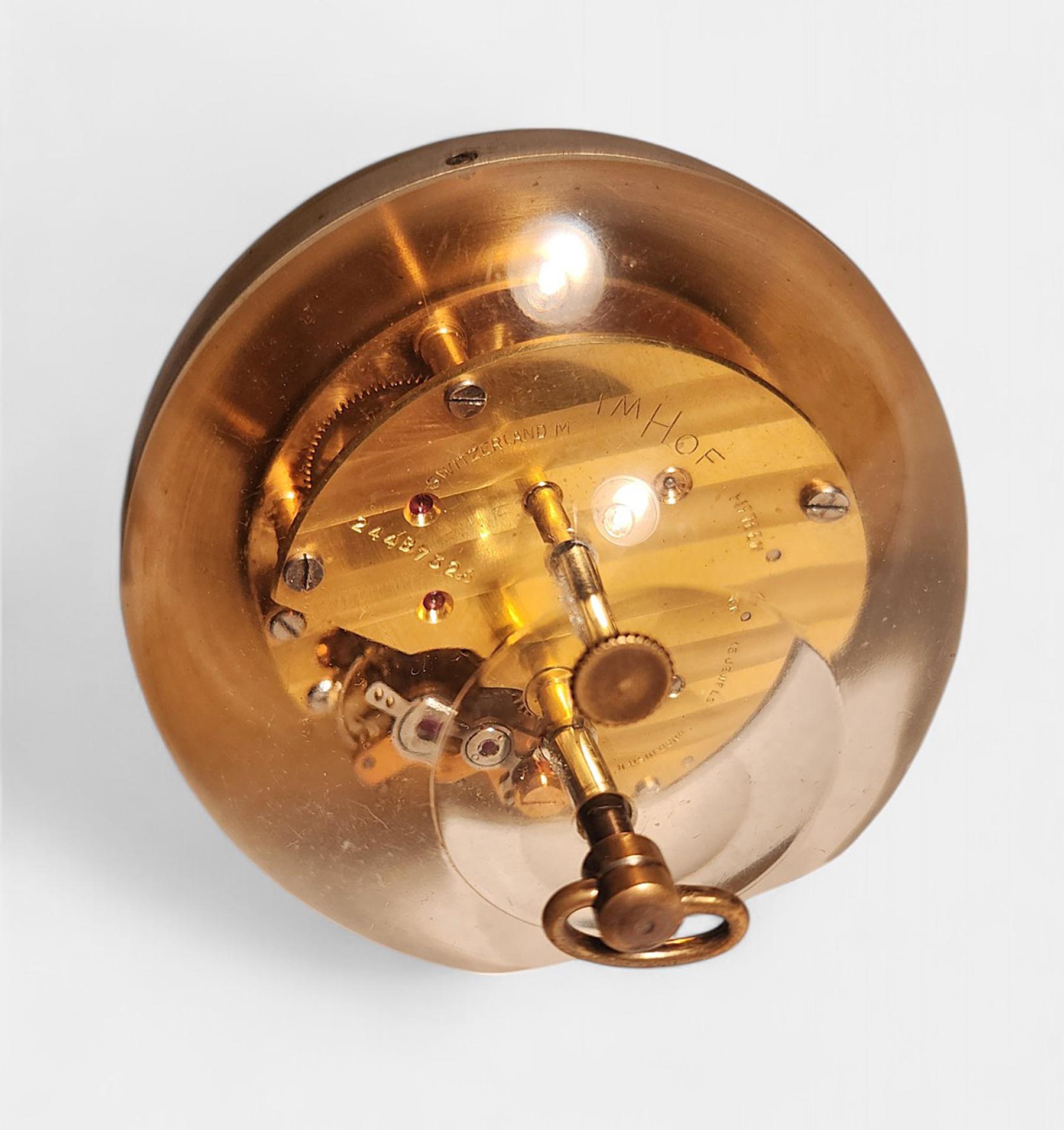 Reloj pisapapeles de esfera/bola de lucita y latón dorado de los años 60, del suizo Arthur Imhof Metal en venta
