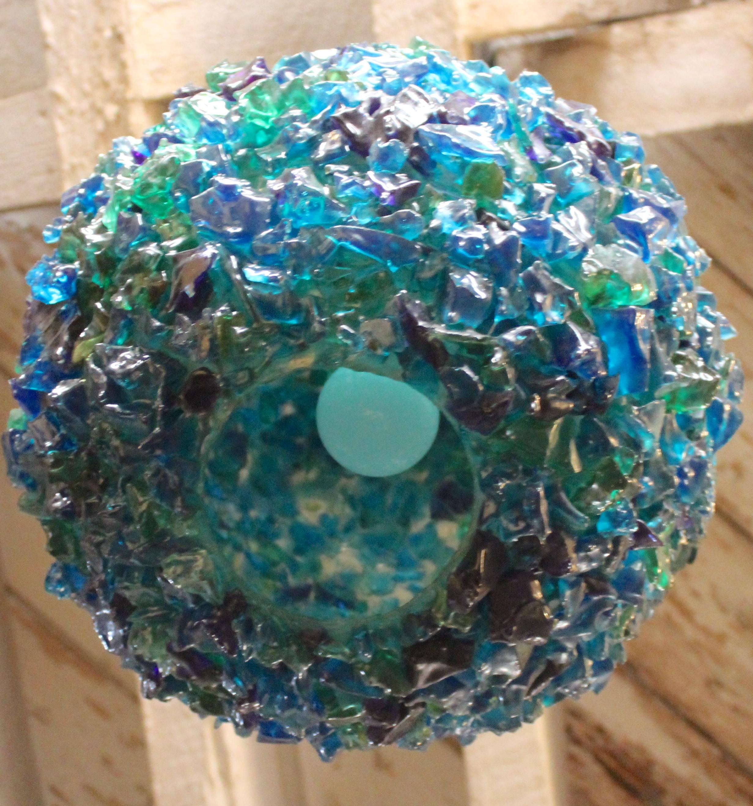 Lampada a sospensione con presa singola e globo in lucite colorata. Questo mappamondo è composto da 