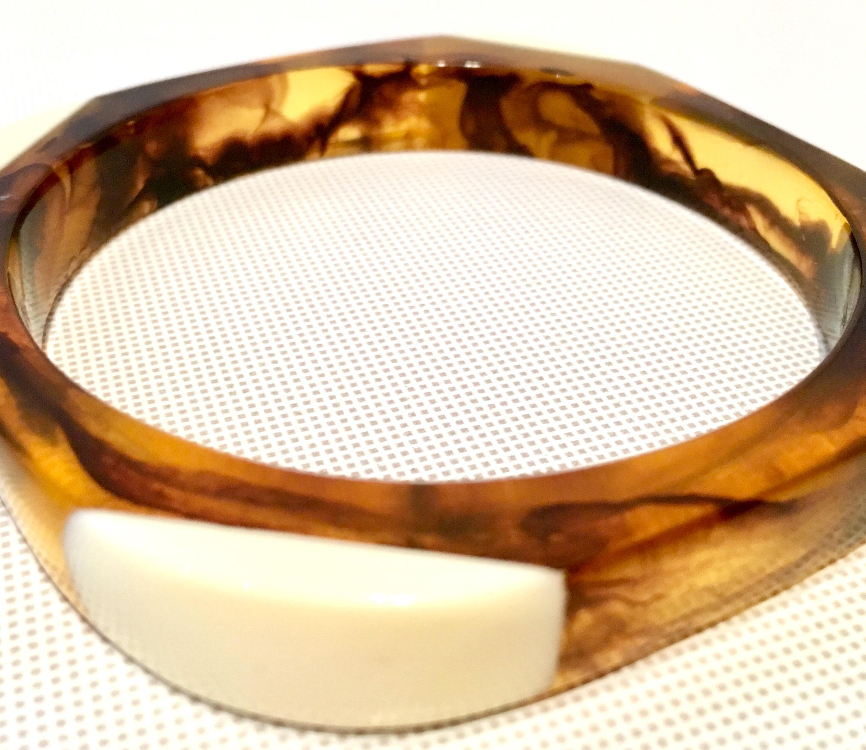 1960'S Lucite Faux Ivory & Tortoise Shell Bangle Bracelet In Good Condition For Sale In West Palm Beach, FL