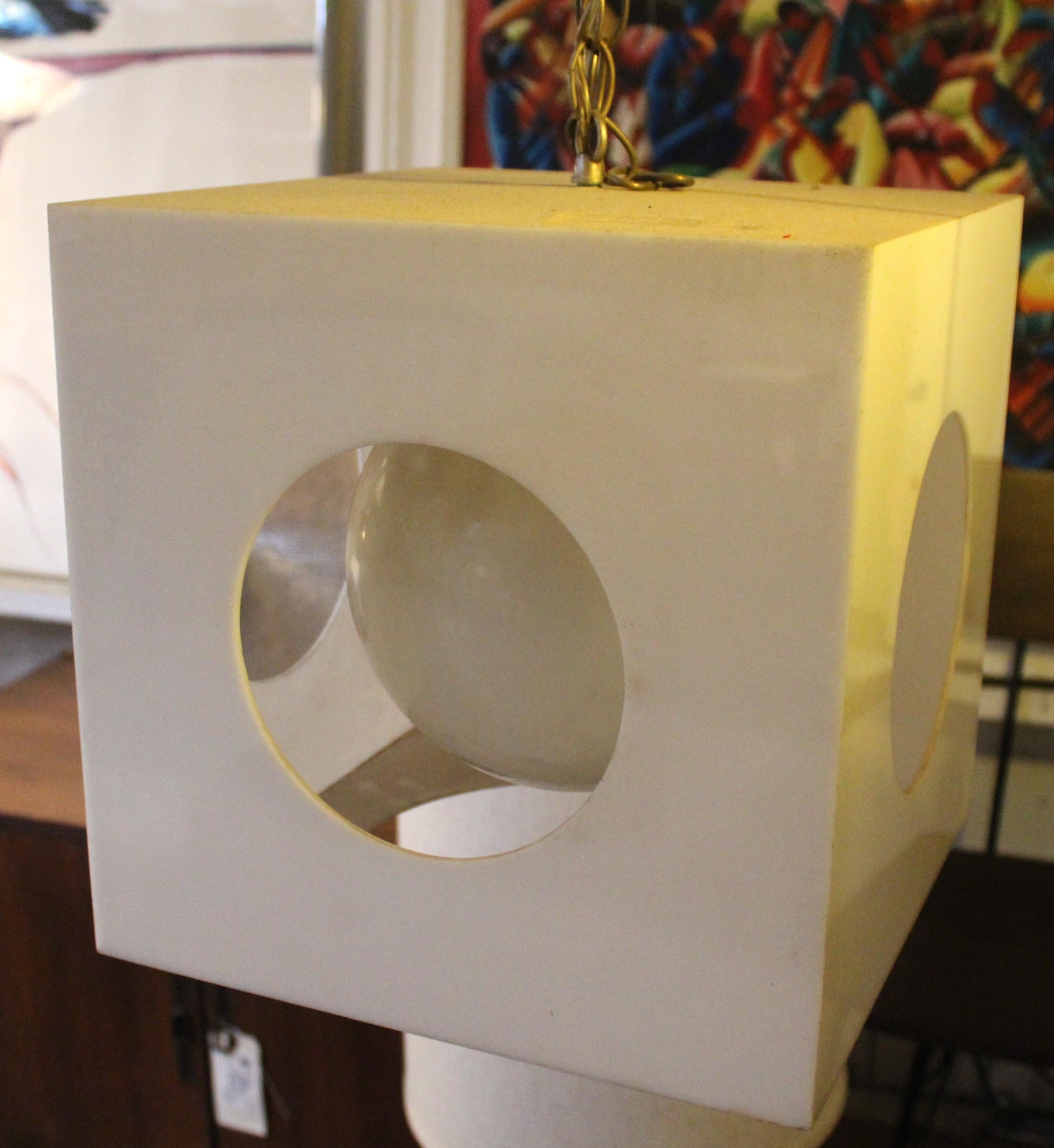 Ciondolo geometrico in lucite del 1960 In condizioni discrete in vendita a Brooklyn, NY