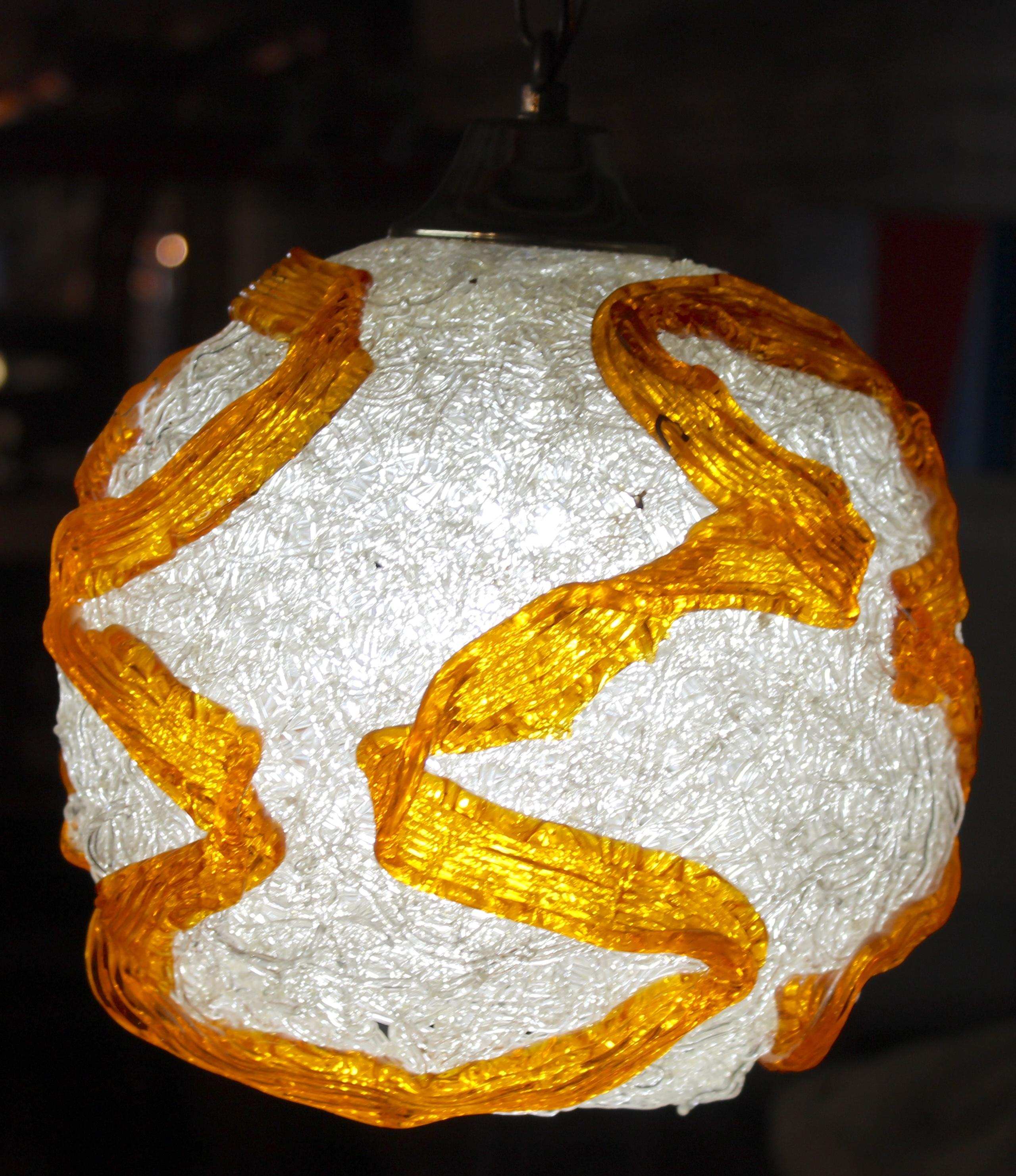 Lampada a sospensione di metà secolo con globo rotondo in lucite. La lucite è filata in modo da apparire come fili di spaghetti colorati. Whiting con fili arancioni.
Si prega di confermare la posizione NY o NJ