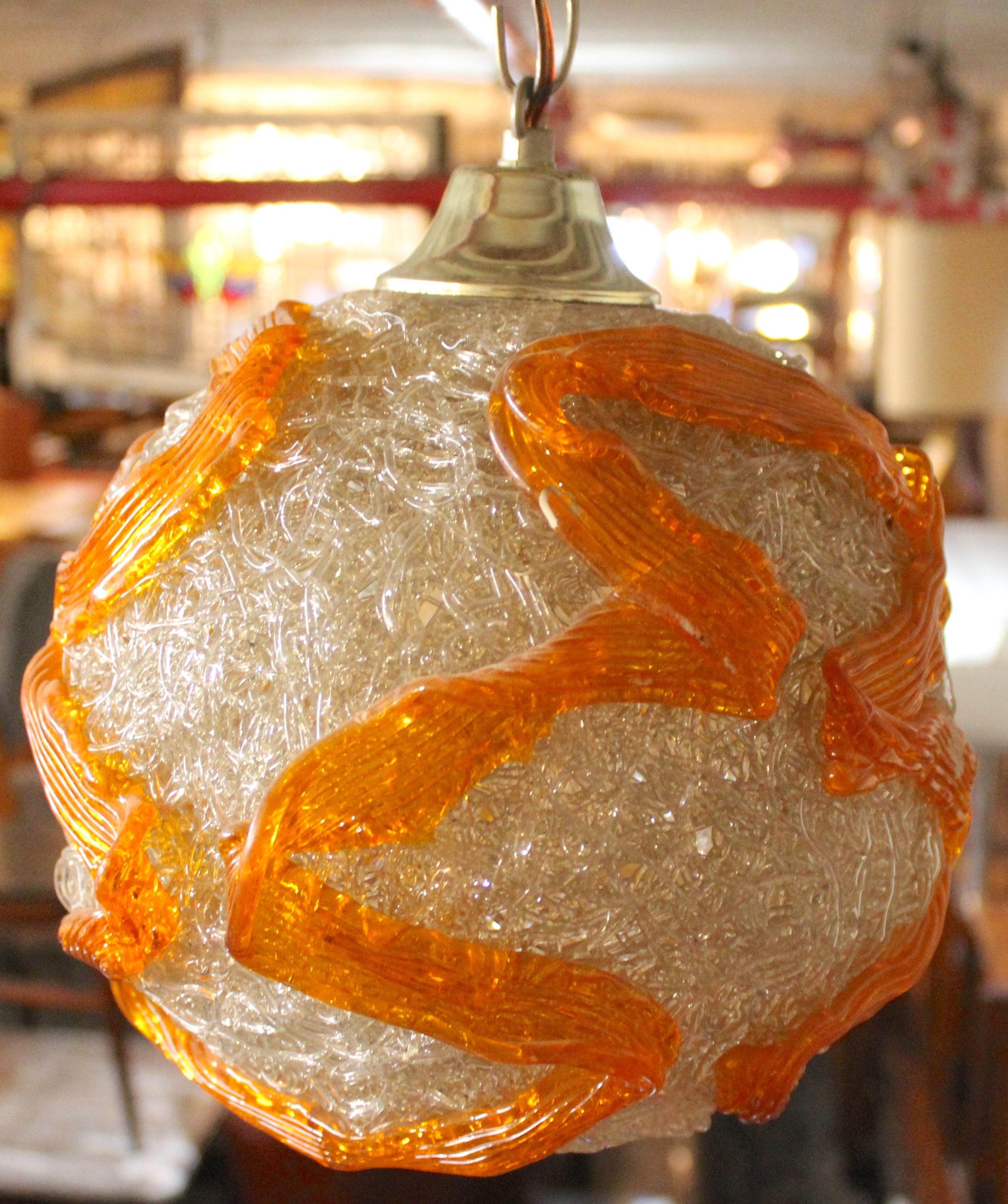 Ciondolo a spaghetti in lucite del 1960 In condizioni buone in vendita a Brooklyn, NY