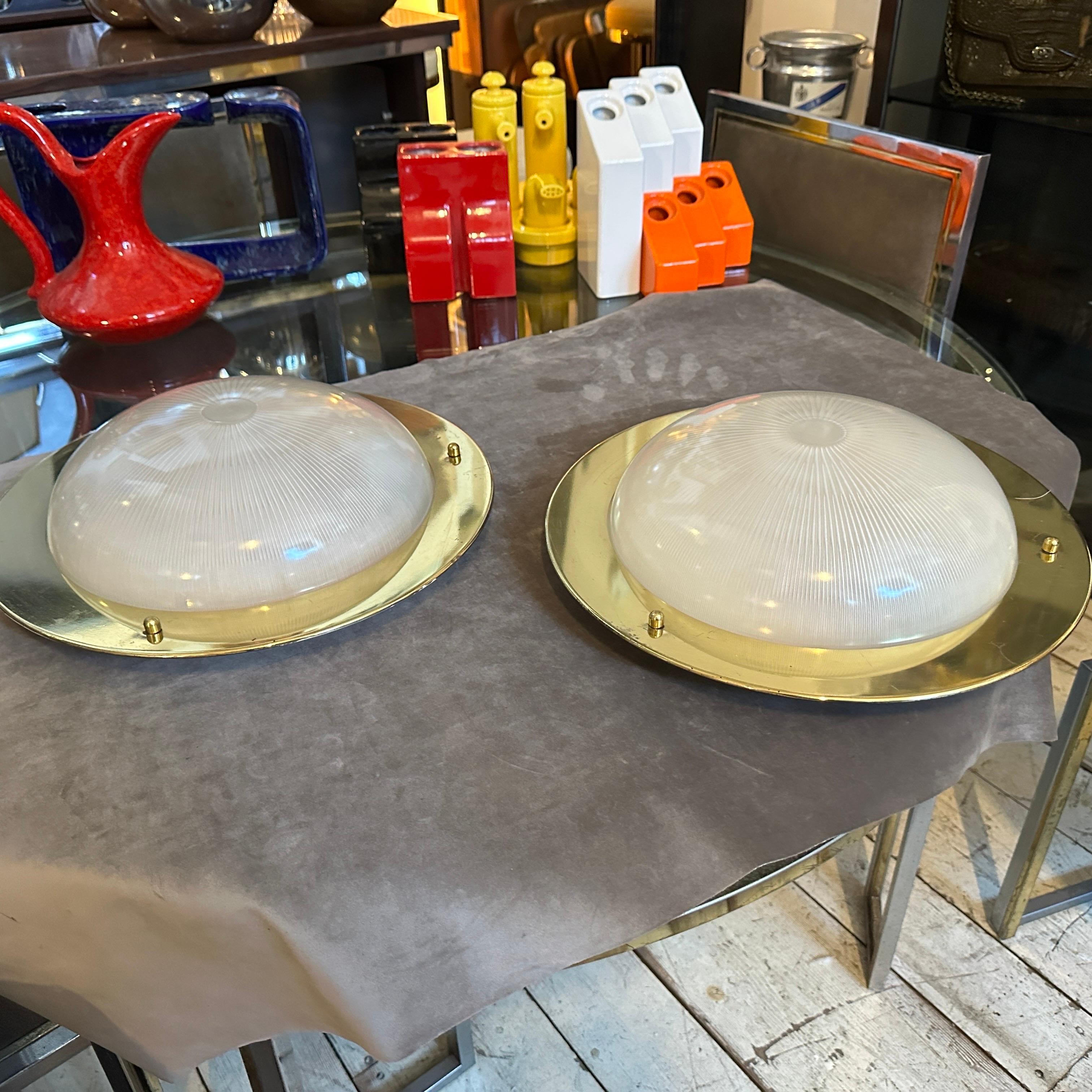 Ein Set aus zwei hochwertigen Mid-Century Modern Deckenleuchten aus vergoldetem Metall und optischem Glas, die auch als Wandleuchten verwendet werden können. Sie wurden in den siebziger Jahren in Italien entworfen und hergestellt. Sie sind in