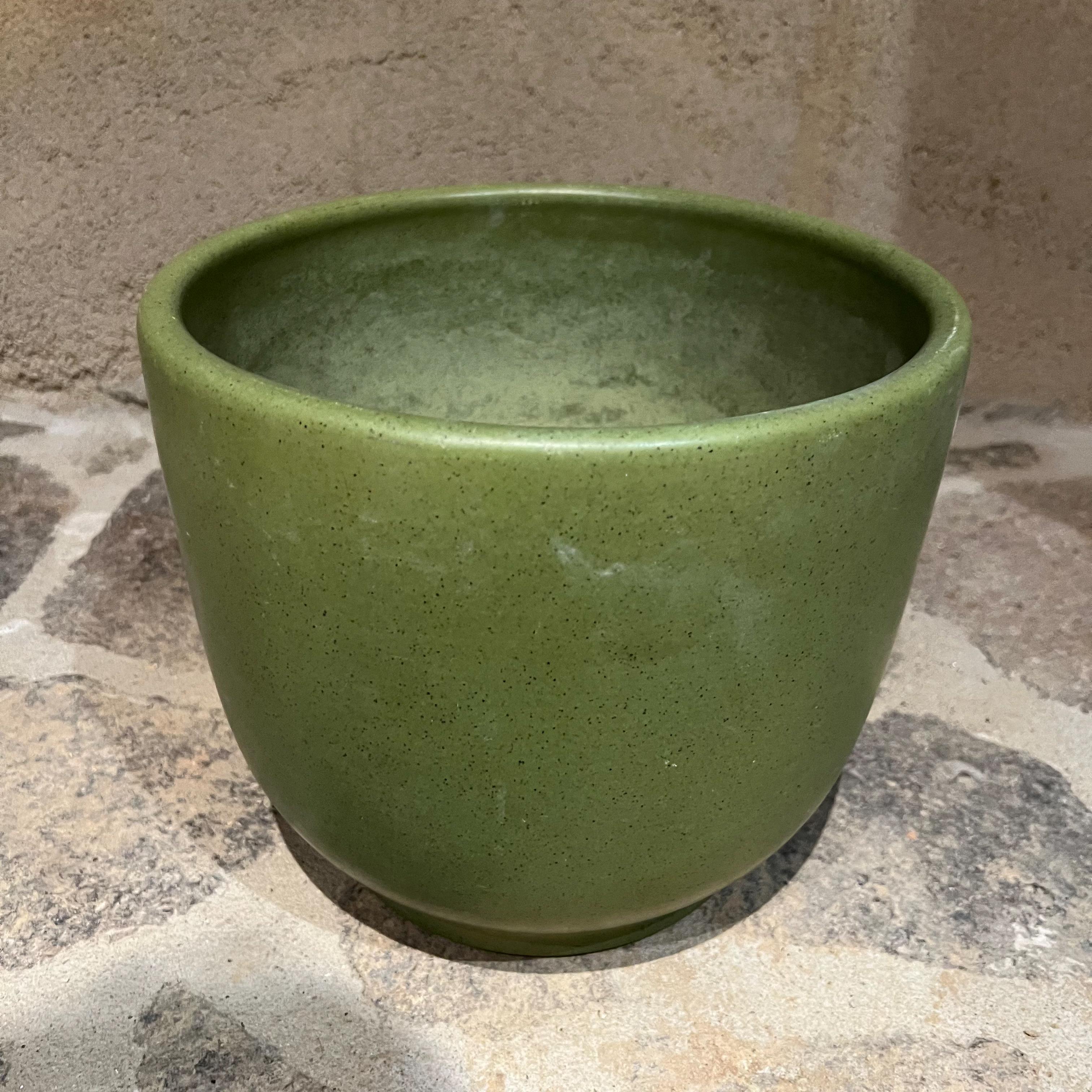 1960s Modern Gainey Pottery sculptural midcentury green Planter Pot
(Listing is for the planter only)
By Gainey Ceramics Pottery La Verne, California, stamp by maker present.
Fabulous color
9 tall x 10.75 diameter
Preowned unrestored vintage