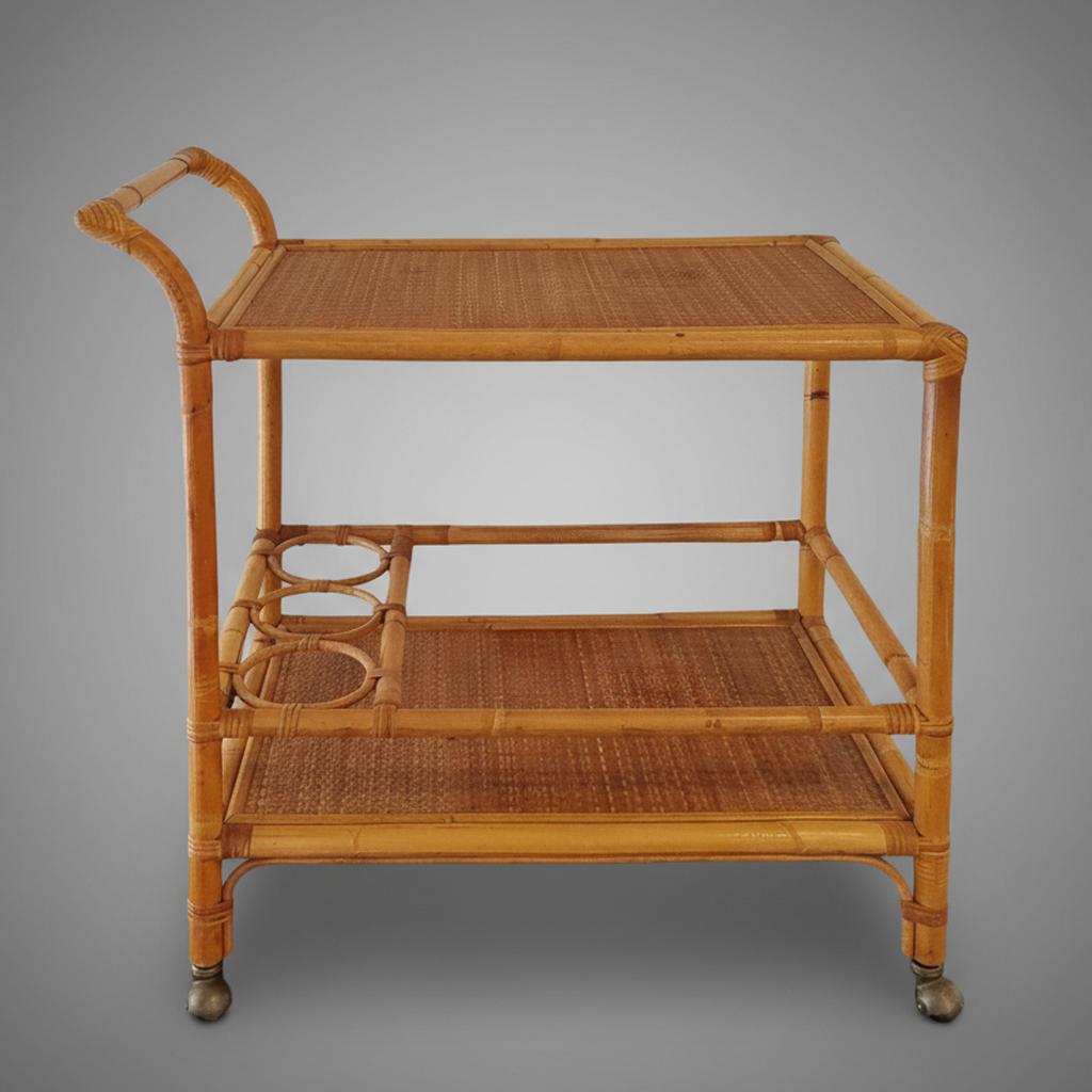 1960s Chariot de bar de service élégant et artisanal en bambou et rotin dans le style riviera italienne. La structure comporte deux étagères, la partie inférieure comporte trois porte-bouteilles. Fait en Italie. Le chariot est en excellent état.  Ce