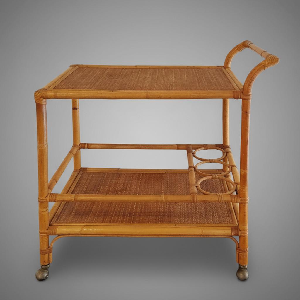 Mid-Century Modern 1960s Luxe Artisanal et Elegant Chariot de Bar en Bambou et Rotin. Fabriqué en Italie en vente