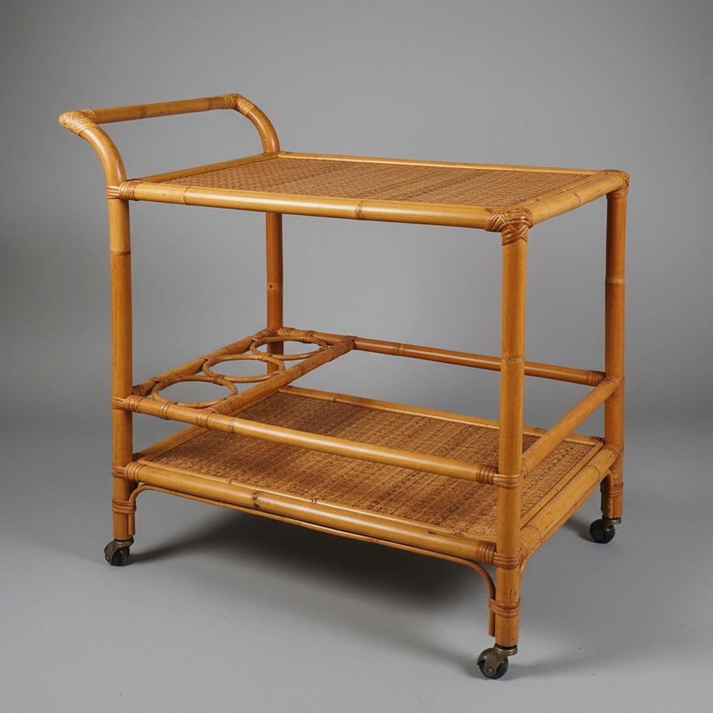 italien 1960s Luxe Artisanal et Elegant Chariot de Bar en Bambou et Rotin. Fabriqué en Italie en vente